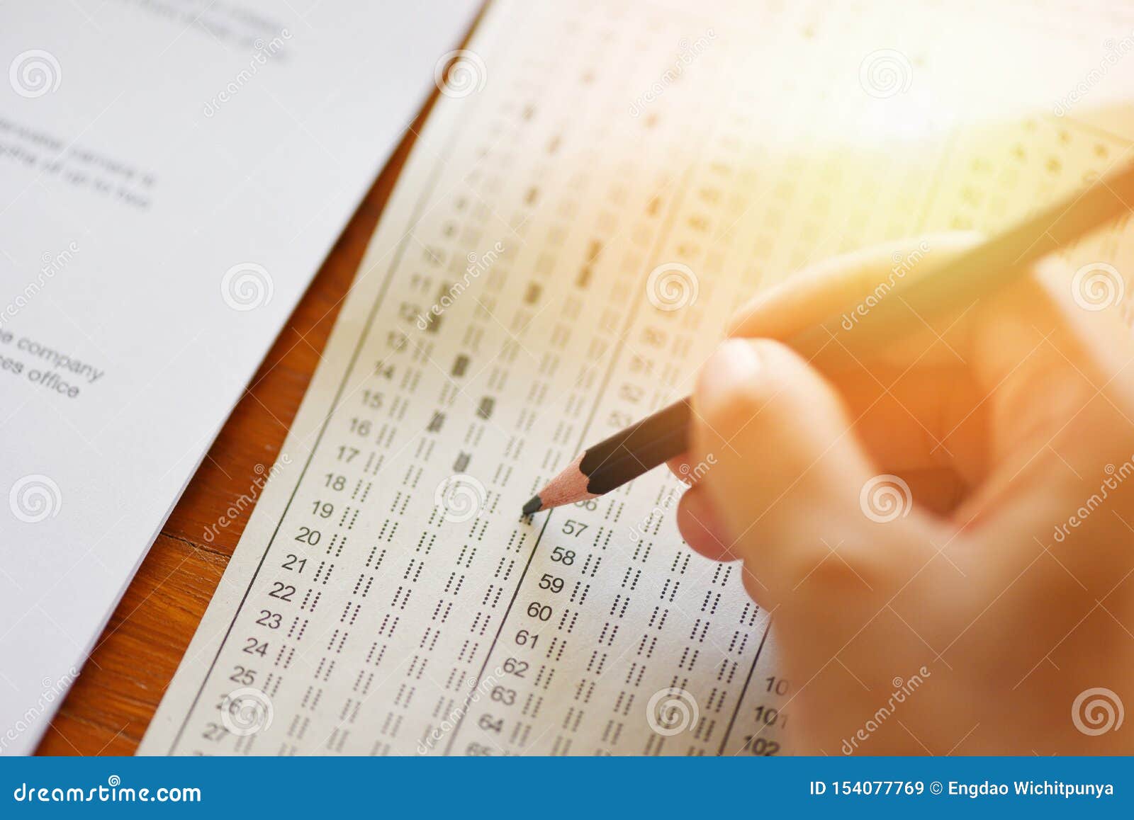 采取检查在纸答案纸 类采取的教育学院的最后的高中手学生藏品铅笔文字库存图片 图片包括有任命的 服务台 采取检查在纸答案纸 类采取的教育学院的最后的高中手学生藏品铅笔文字库存图片 图片包括有任命的 服务台