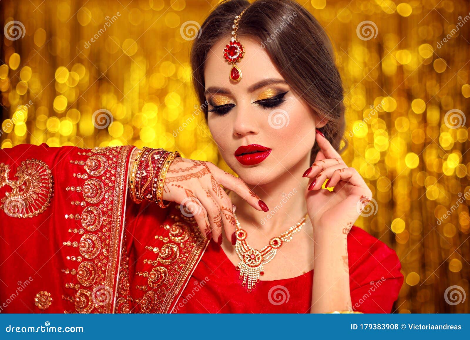 金婆娘红纱丽中印度美女画像带昆丹珠宝的年轻印度女模传统库存照片 图片包括有金黄 聚会所