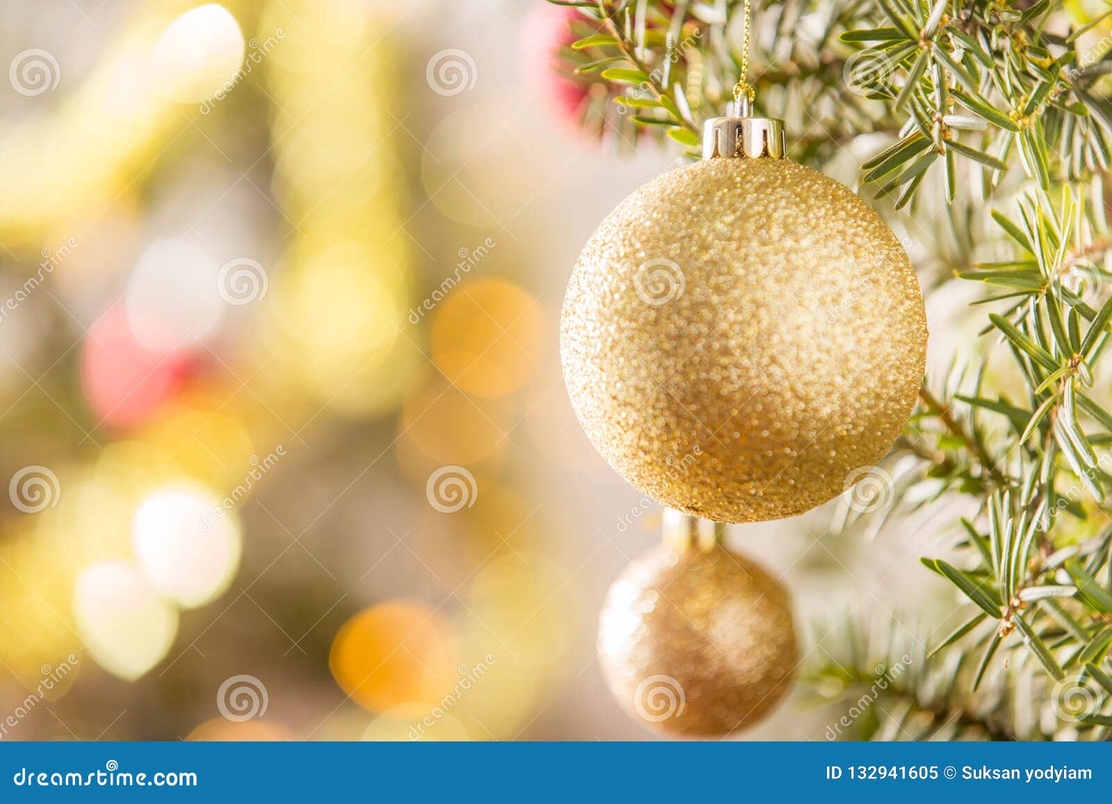 金子垂悬在圣诞树的圣诞节球特写镜头库存图片 图片包括有