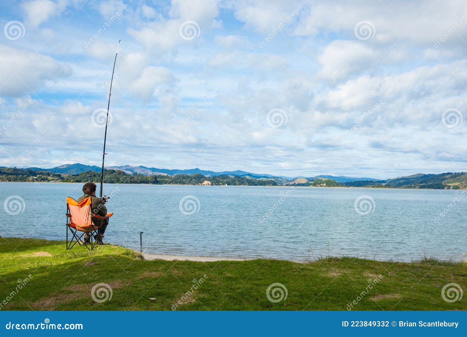 钓竿后侧的渔具座图库摄影片 图片包括有新建 视图 蓝色 一个 边缘 沿海 证实 人员