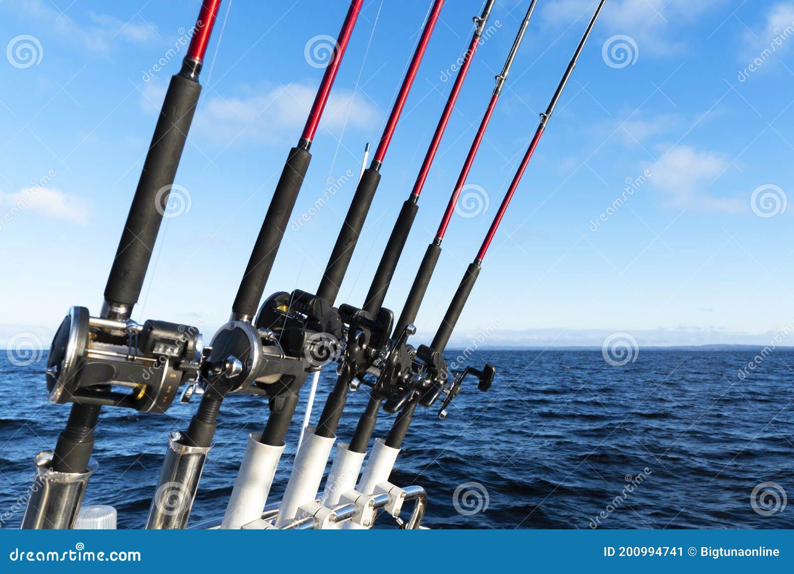 钓竿架. 大型游戏钓鱼. 渔船上的鱼轮和鱼竿图案. 海洋渔竿和鳗鱼库存