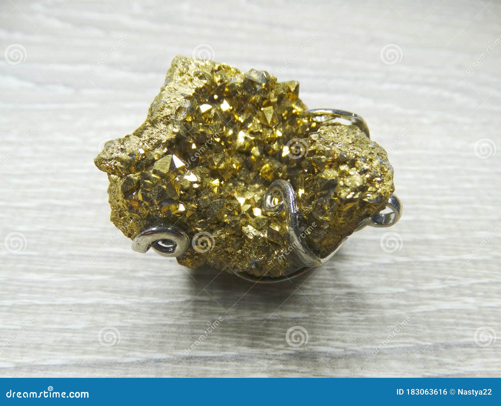 钛虹光石英半宝石簇库存照片 图片包括有地球 收集 矿物 粉红色 绿色 石头 宝石 本质 钛虹光石英半宝石簇库存照片 图片包括有地球 收集 矿物 粉红色 绿色 石头 宝石 本质