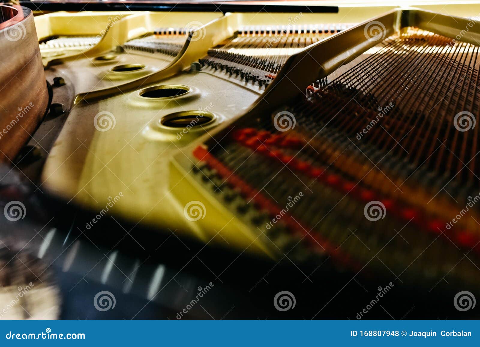 钢琴内部的细节，有音板、琴弦和琴脚库存照片. 图片包括有颜色, 建筑, 古典, 锤子, 里面, 设计- 168807948