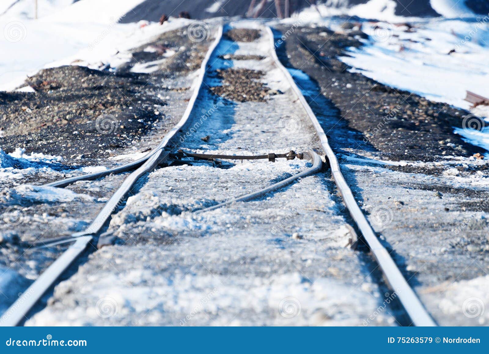 铁路点 轨道的变形 建立在永冻土库存图片 图片包括有堤防 培训 行业 方式 岗位 车行道