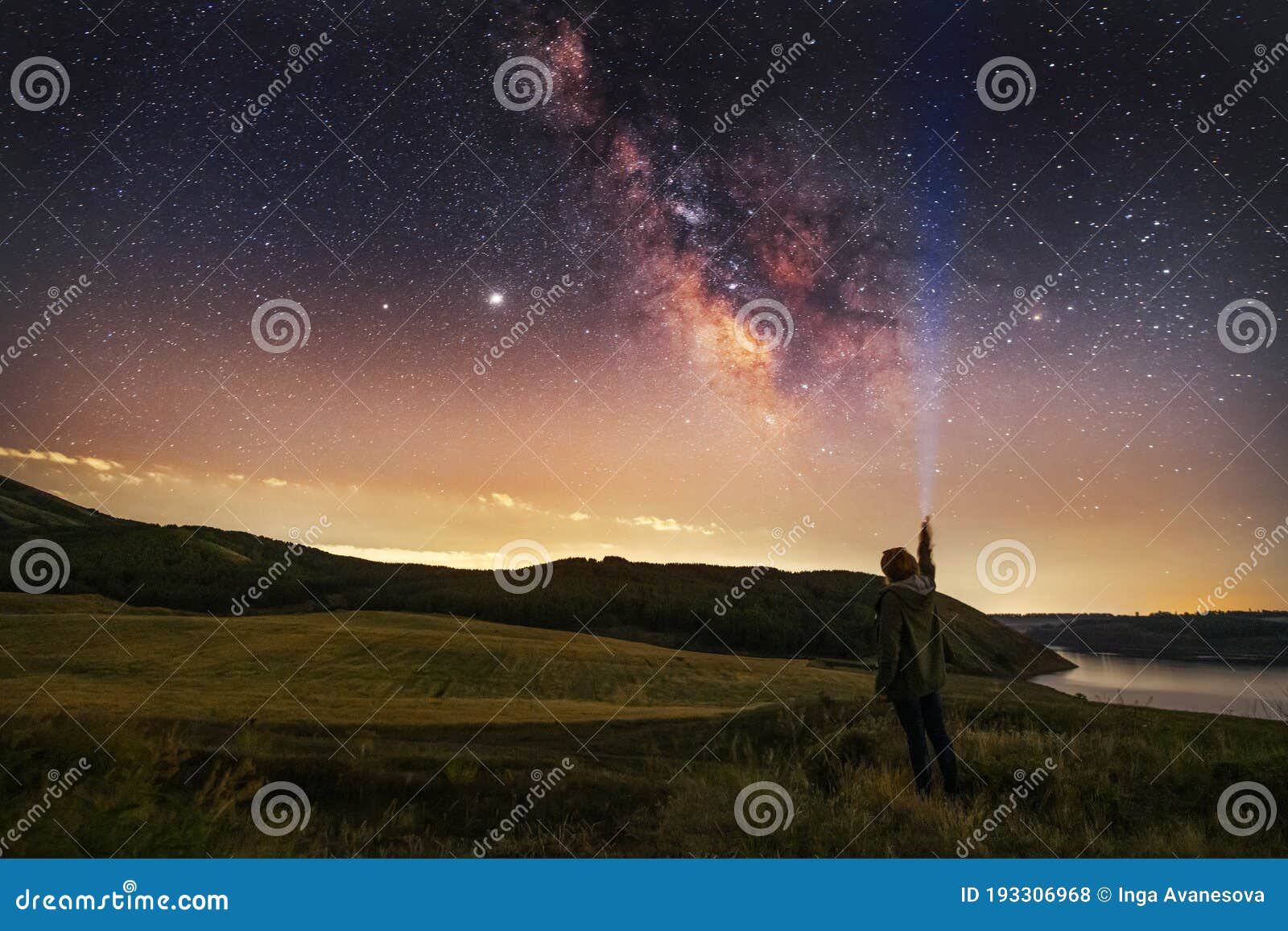 银河系的美丽星空 夜景 闪着闪光灯的人影 库存照片 图片包括有星云 本质 晚上 展望期