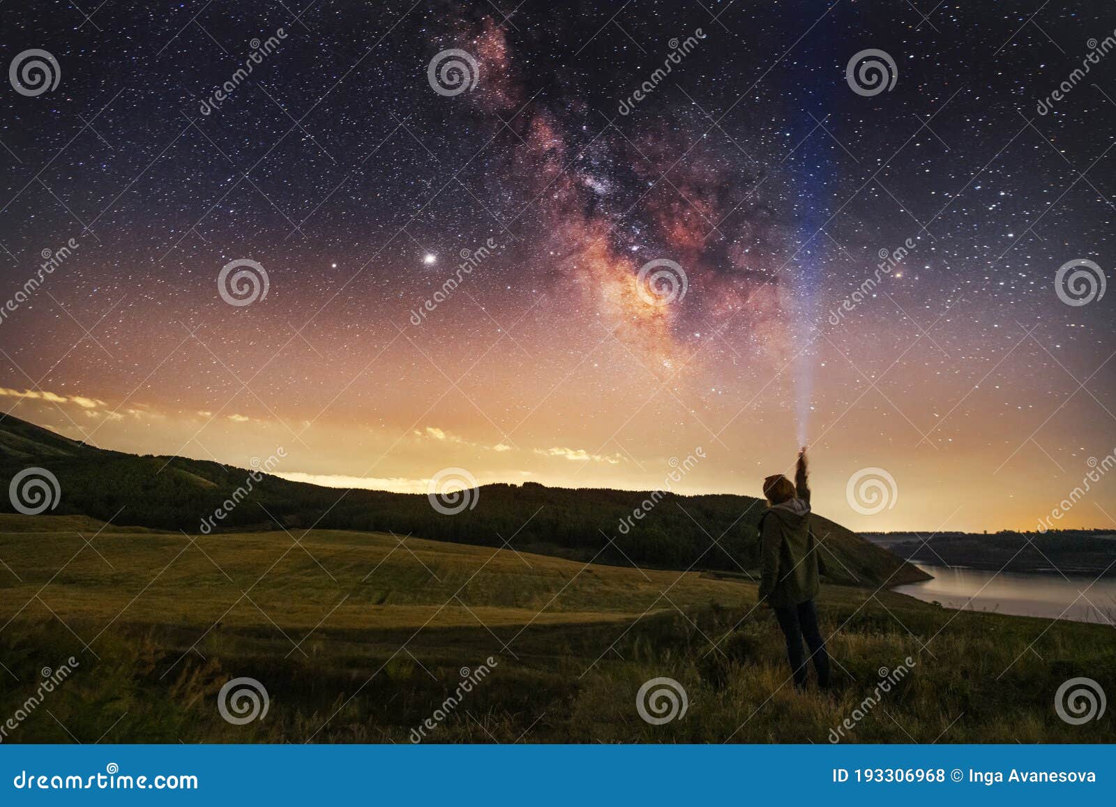 银河系的美丽星空 夜景 闪着闪光灯的人影 库存照片 图片包括有星云 本质 晚上 展望期 银河系的美丽星空 夜景 闪着闪光灯的人影 库存照片 图片包括有星云 本质 晚上 展望期