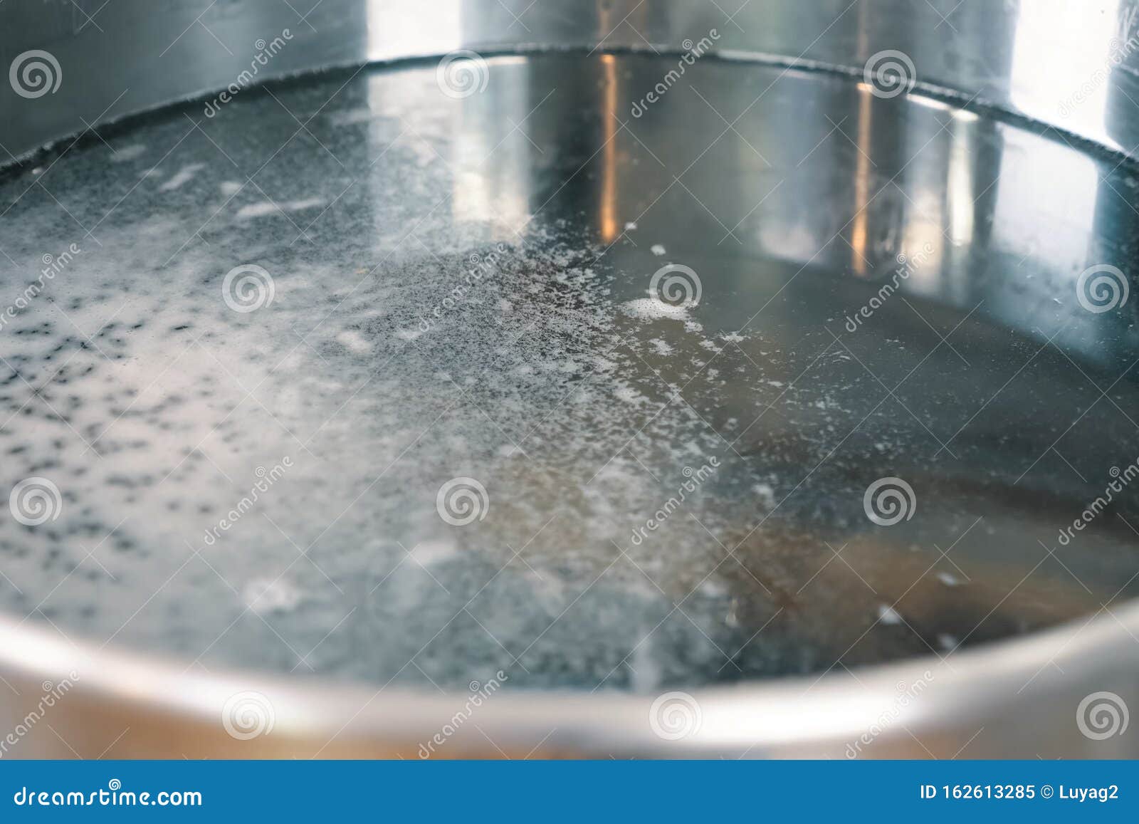锅里水面的泡沫库存图片 图片包括有航空 烹调 模式 厨房 圈子 泡沫 玻璃 蓝色 锅里水面的泡沫库存图片 图片包括有航空 烹调 模式 厨房 圈子 泡沫 玻璃 蓝色