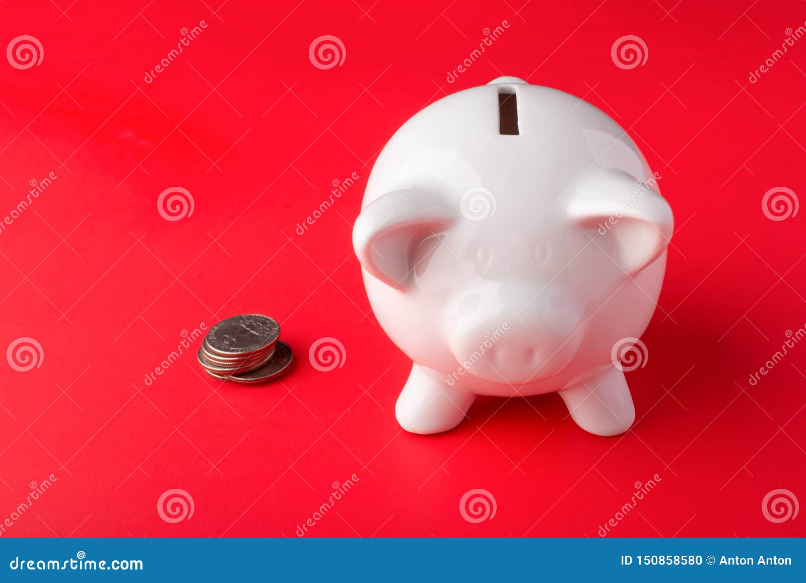 镀金面在红色背景的钱箱与硬币处所节约金钱概念 O 库存照片 图片包括有 镀金面在红色背景的钱箱与硬币处所节约金钱概念 O 库存照片 图片包括有