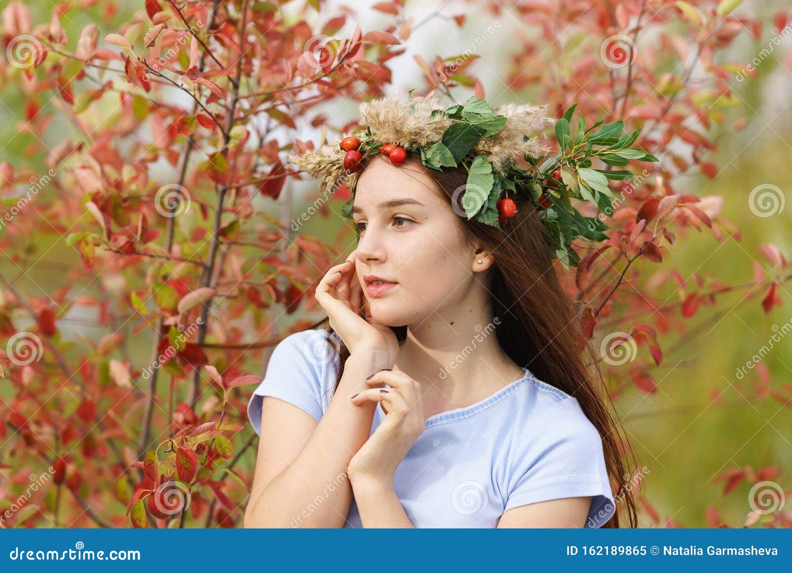 长发美女 穿t恤 花圈和浆果秋画像库存图片 图片包括有秋画像 长发美女 穿t恤 花圈和浆果 长发美女 穿t恤 花圈和浆果秋画像库存图片 图片包括有秋画像 长发美女 穿t恤 花圈和浆果