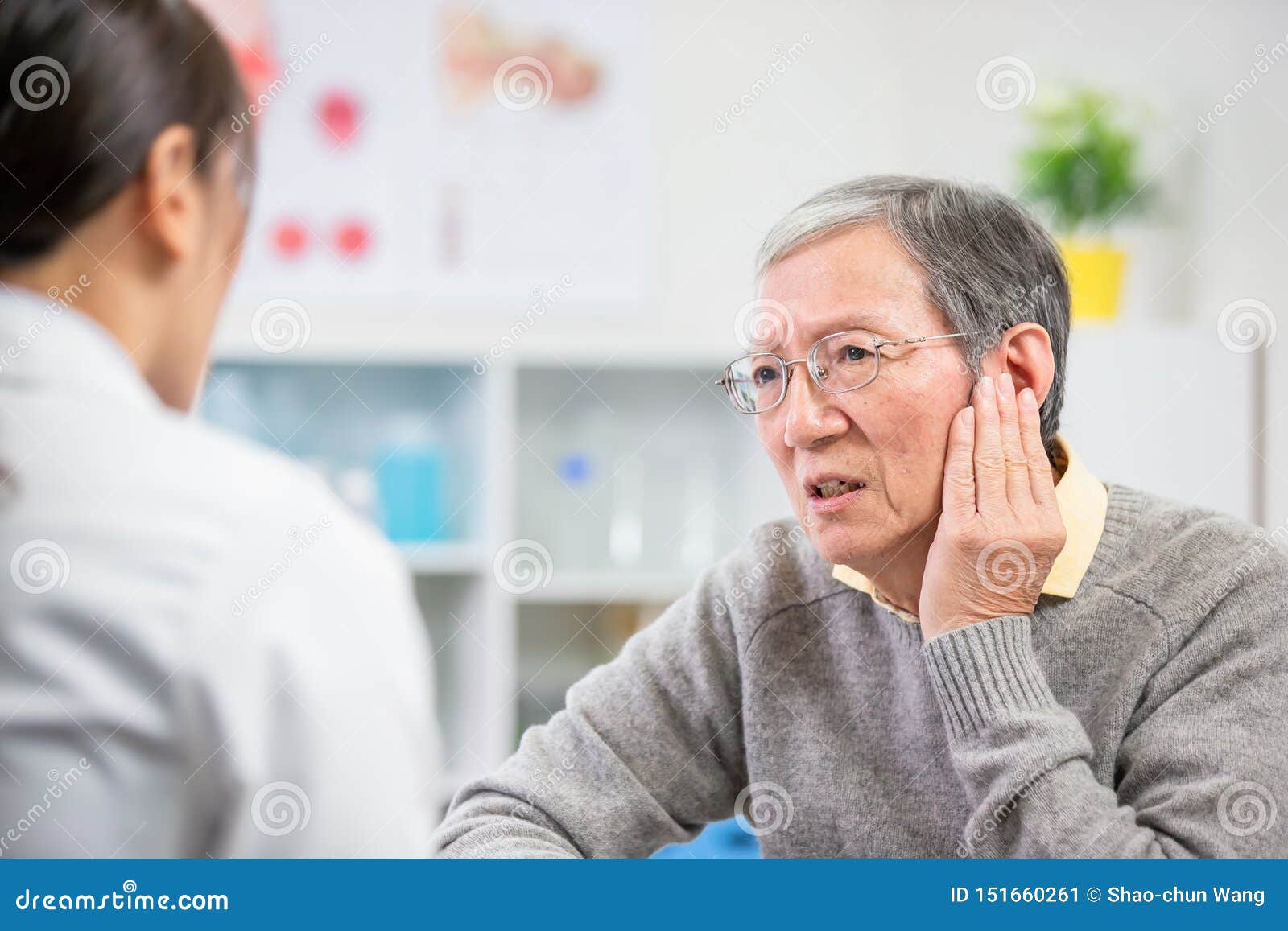 长辈耐心感受耳朵痛库存图片 图片包括有 长辈耐心感受耳朵痛库存图片 图片包括有