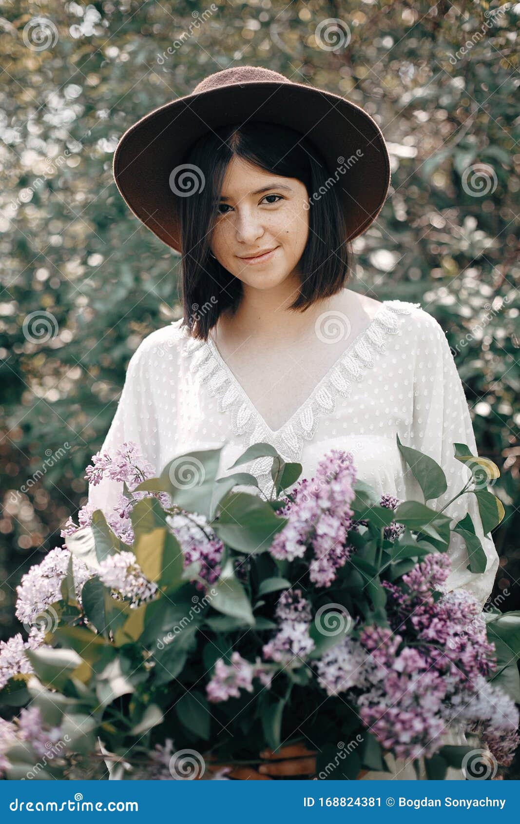 阳光明媚的春园里 戴着帽子 拿着淡淡鲜花束的时尚女性嬉皮士美女站立的平静画像库存图片 图片包括有花束 时候 阳光明媚的春园里 戴着帽子 拿着淡淡鲜花束的时尚女性嬉皮士美女站立的平静画像库存图片 图片包括有花束 时候