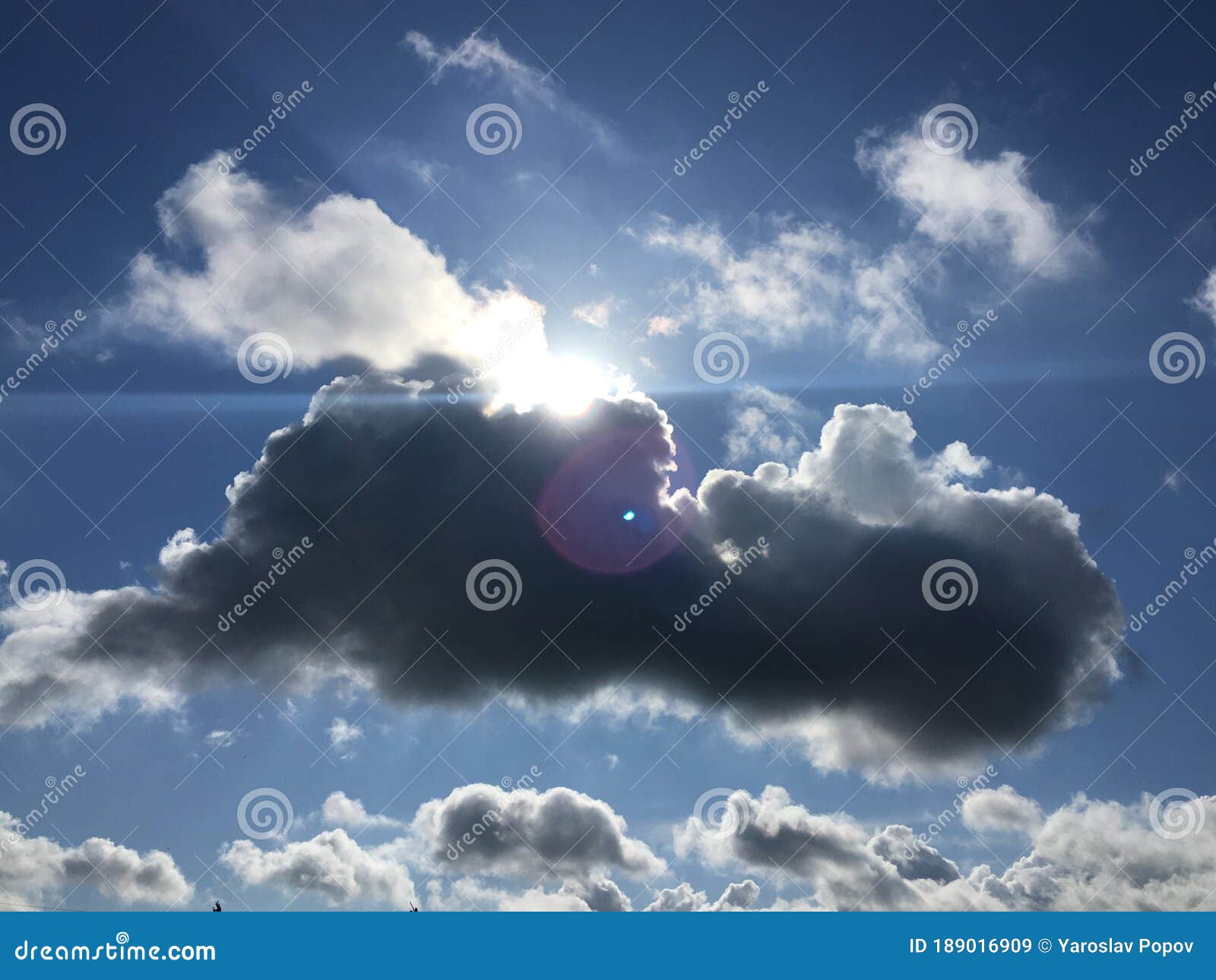 阳光穿透夏云可爱的夏日壁纸极简主义天空库存图片 图片包括有模式 结算 夏天 凝思 蓝色
