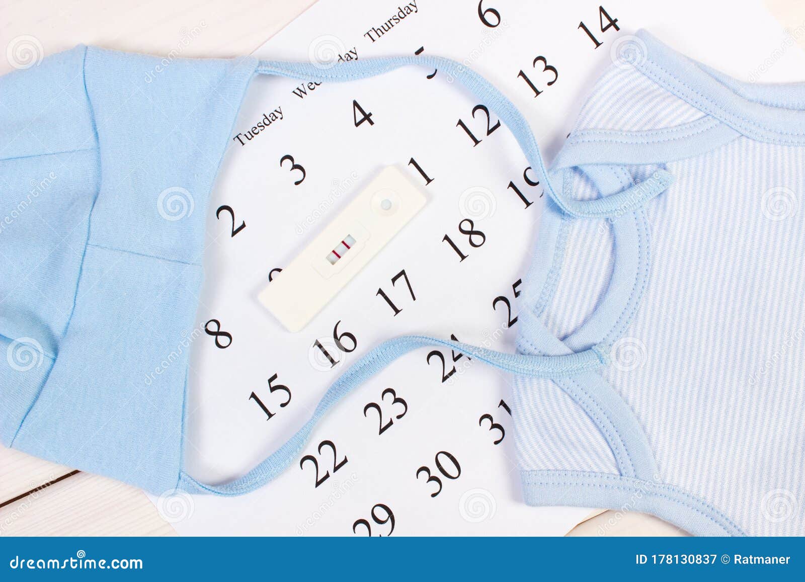 阳性妊娠试验及日历新生儿衣服库存图片 图片包括有阳性妊娠试验及日历新生儿衣服 阳性妊娠试验及日历新生儿衣服库存图片 图片包括有阳性妊娠试验及日历新生儿衣服
