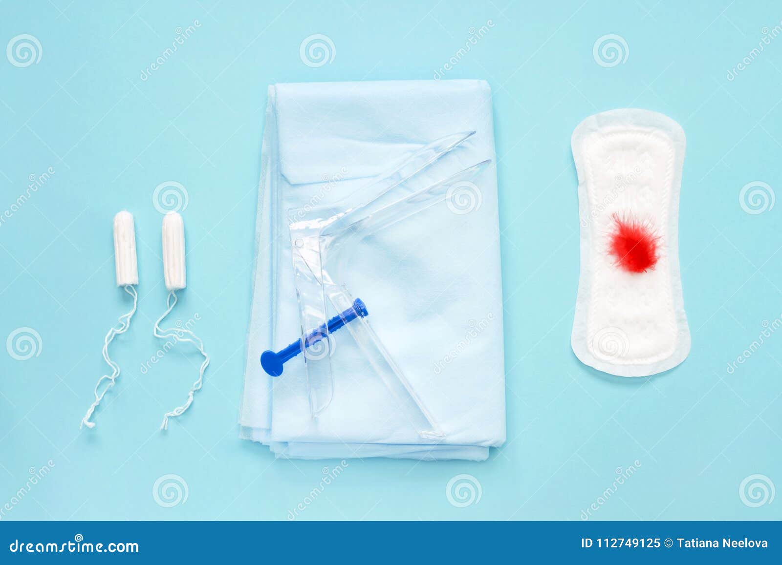 阴道 阴道镜、蓝色餐巾、vagine棉塞和月经月经带的一张顶上的照片有红色羽毛的医疗pl 库存图片- 图片包括有一次性, 月经: 112749125
