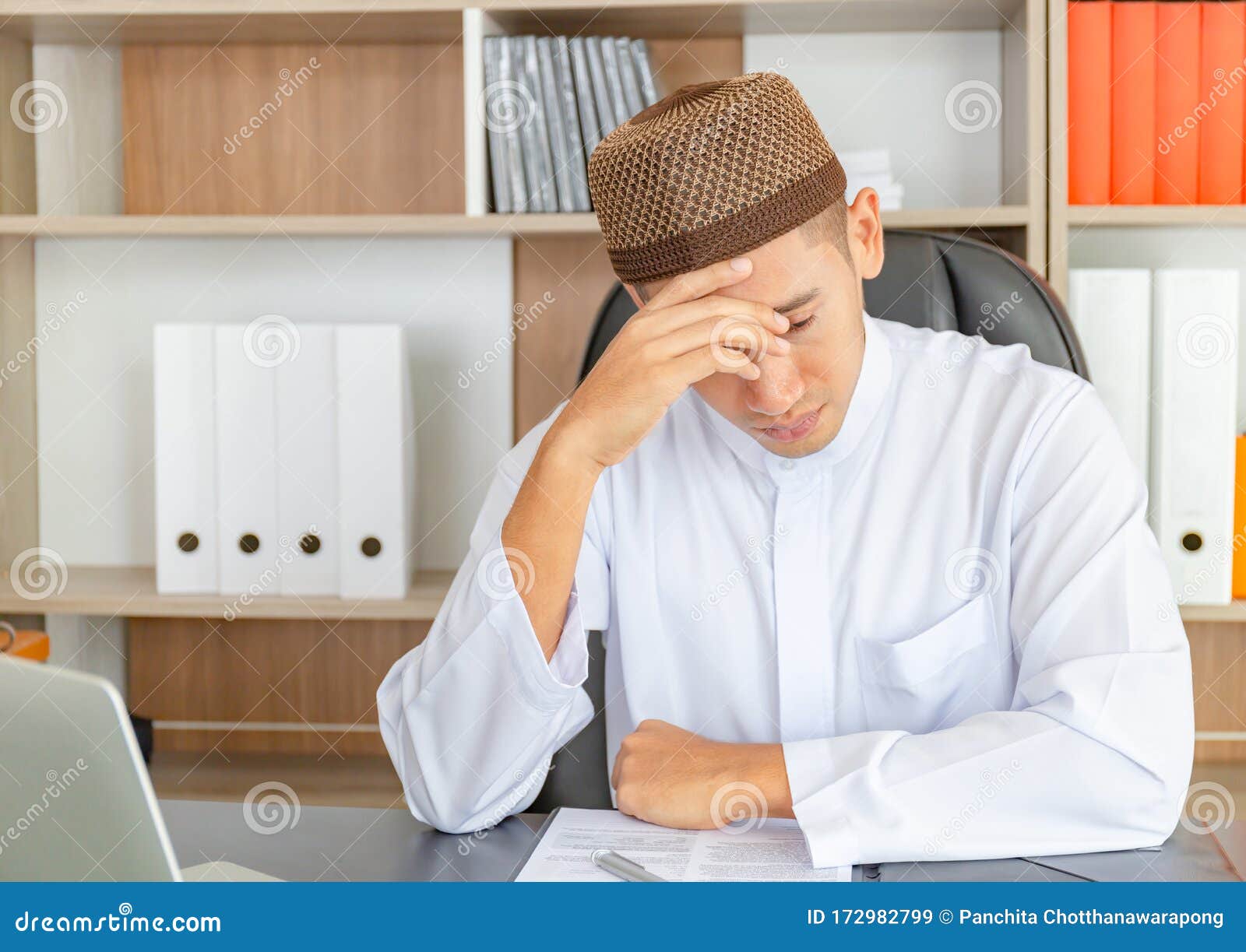 阿拉伯中东年轻商业穆斯林休闲严肃男人头戴双手坐在办公室库存图片 图片包括有白种人 男性