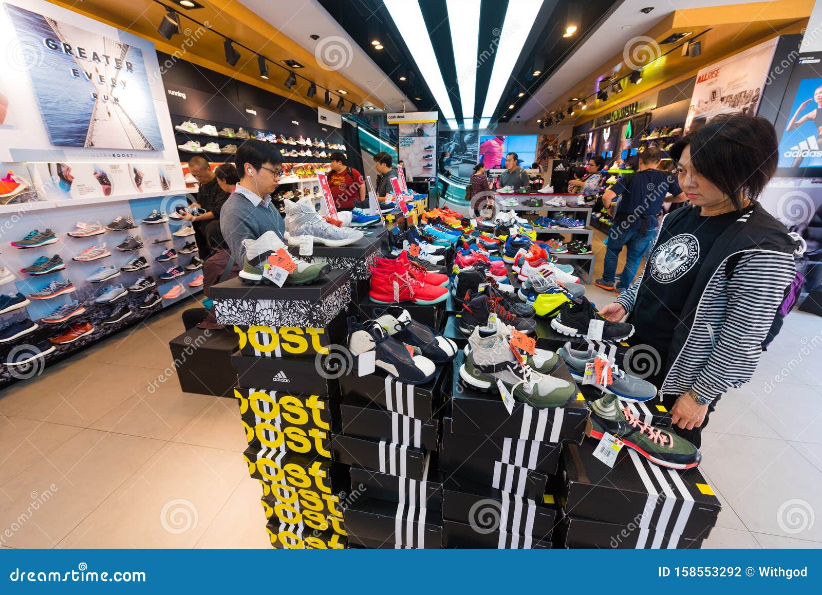 阿迪达斯香港市中心店员图库摄影片 图片包括有 阿迪达斯香港市中心店员图库摄影片 图片包括有