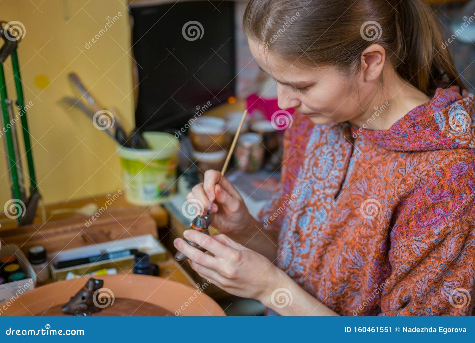 陶器中职业女性陶艺家画陶瓷纪念品佩氏哨子库存图片 图片包括有颜色 业余爱好 画家 瓦器 表单 陶器中职业女性陶艺家画陶瓷纪念品佩氏哨子库存图片 图片包括有颜色 业余爱好 画家 瓦器 表单