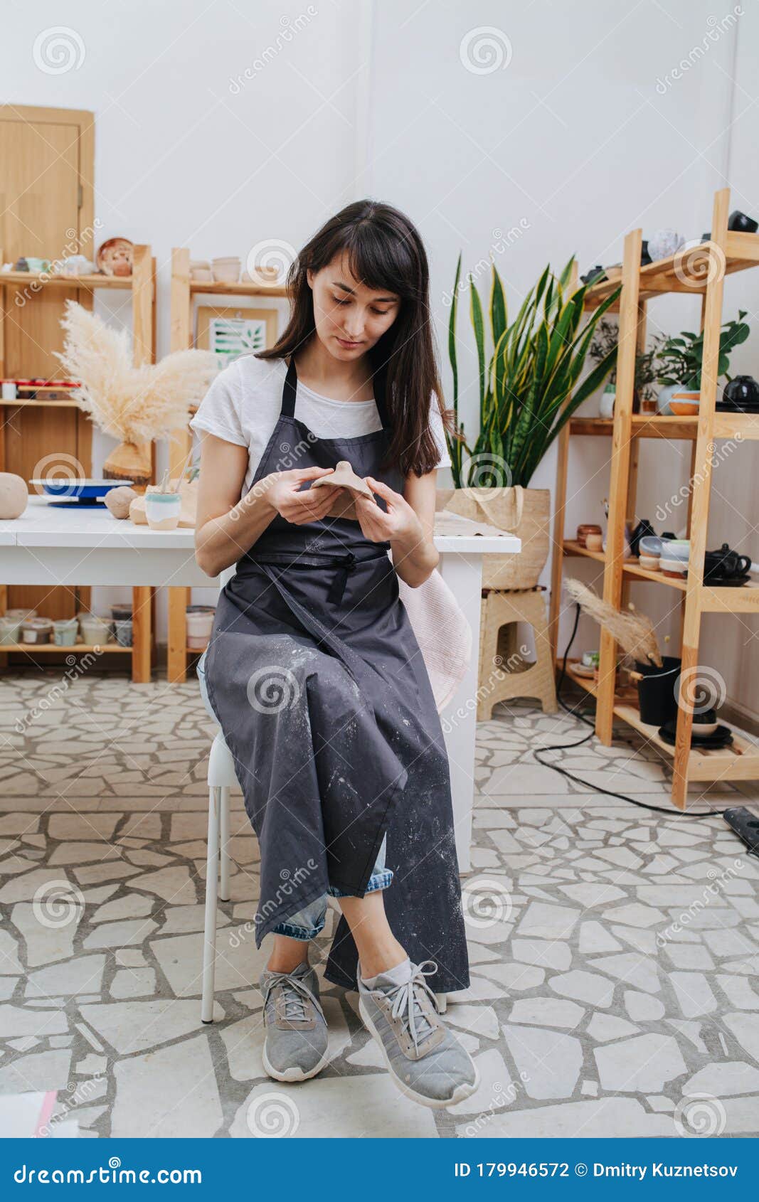 陶器作为爱好女人在私人工作室里塑土库存照片 图片包括有女人在私人工作室里塑土 陶器作为爱好
