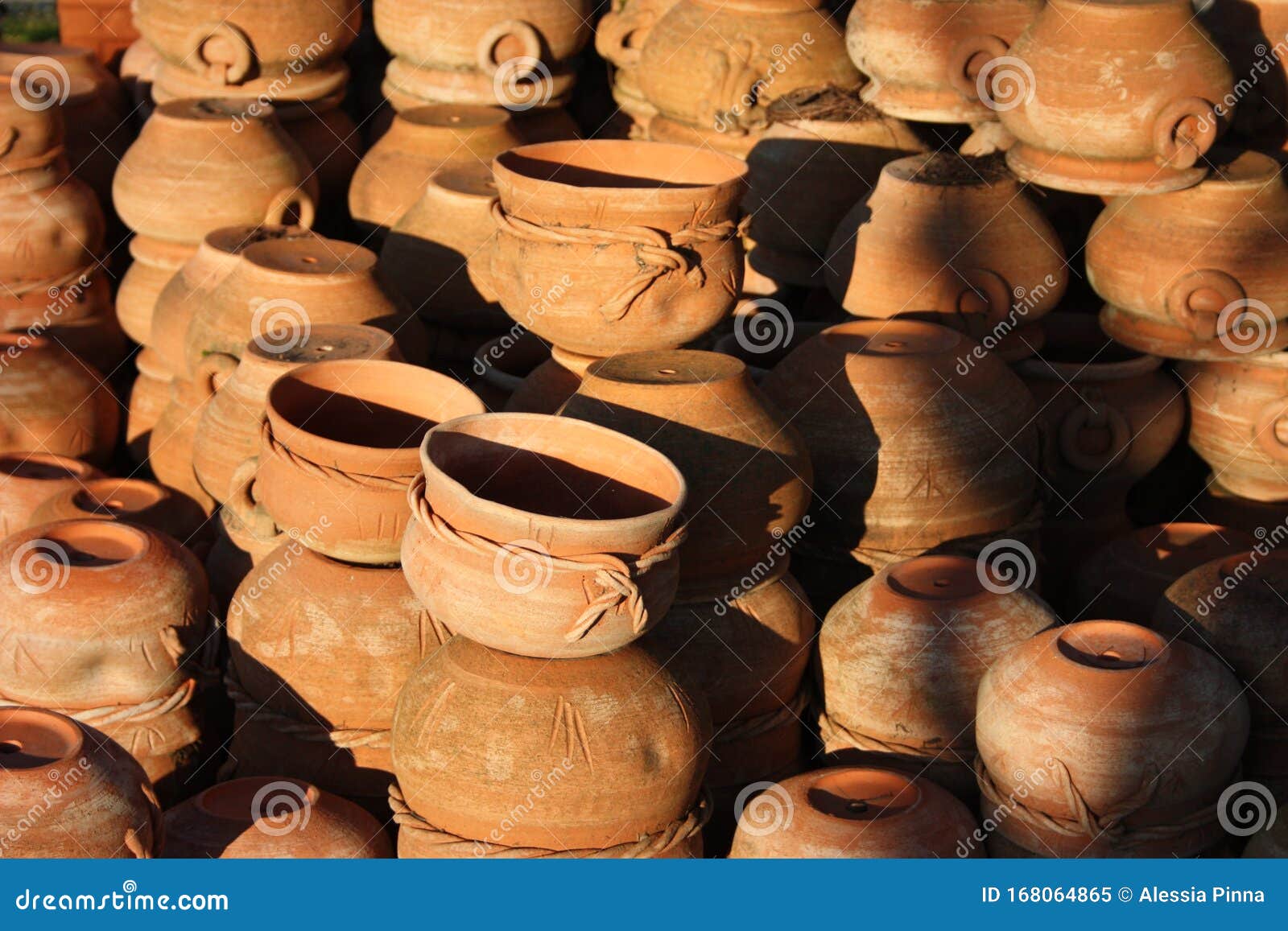 陶瓷 陶器 橙色和棕色赤陶花盆露天车间库存图片 图片包括有陶瓷 陶器 橙色和棕色赤陶花盆露天车间 168064865