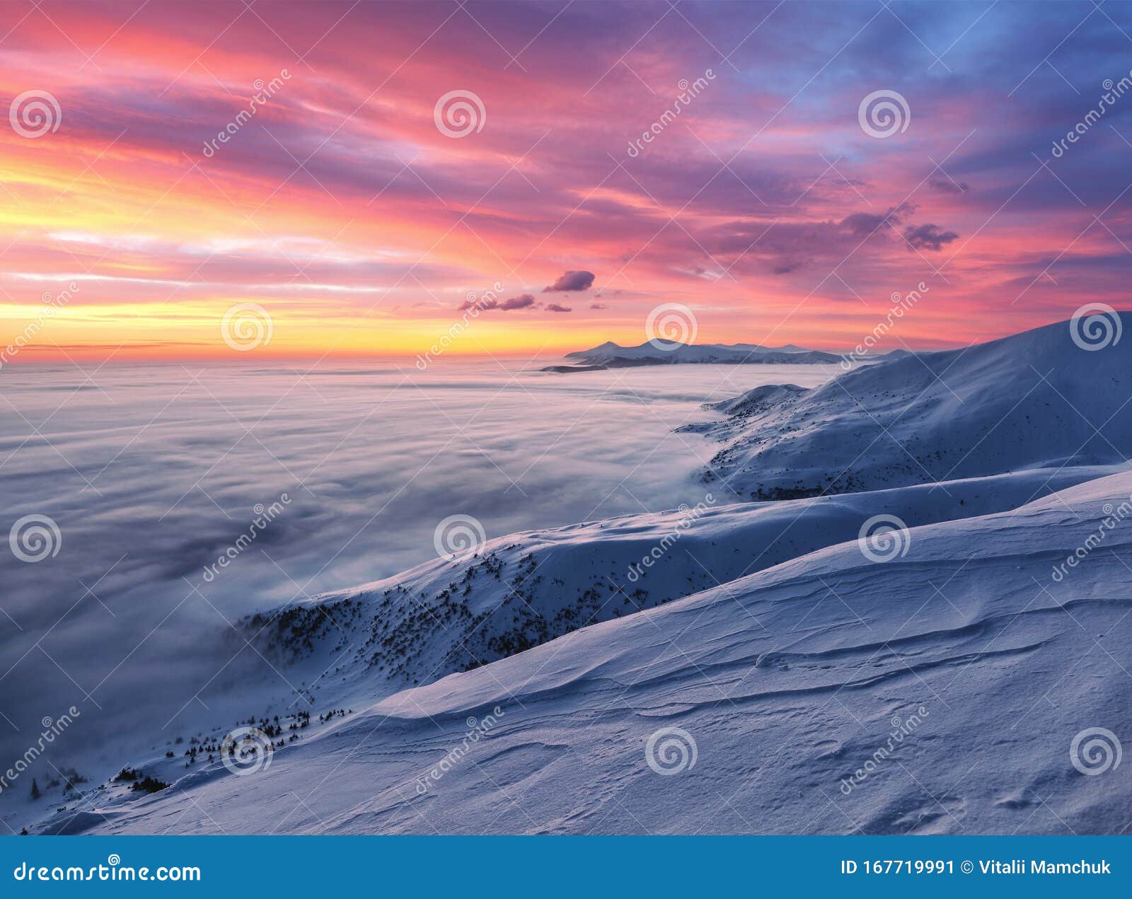 雄伟的天空 粉红的云神奇的日出照亮了山 浓雾和地平线雪冬早壁纸库存图片 图片包括有壁纸 神奇的日出照亮了山 浓雾和地平线