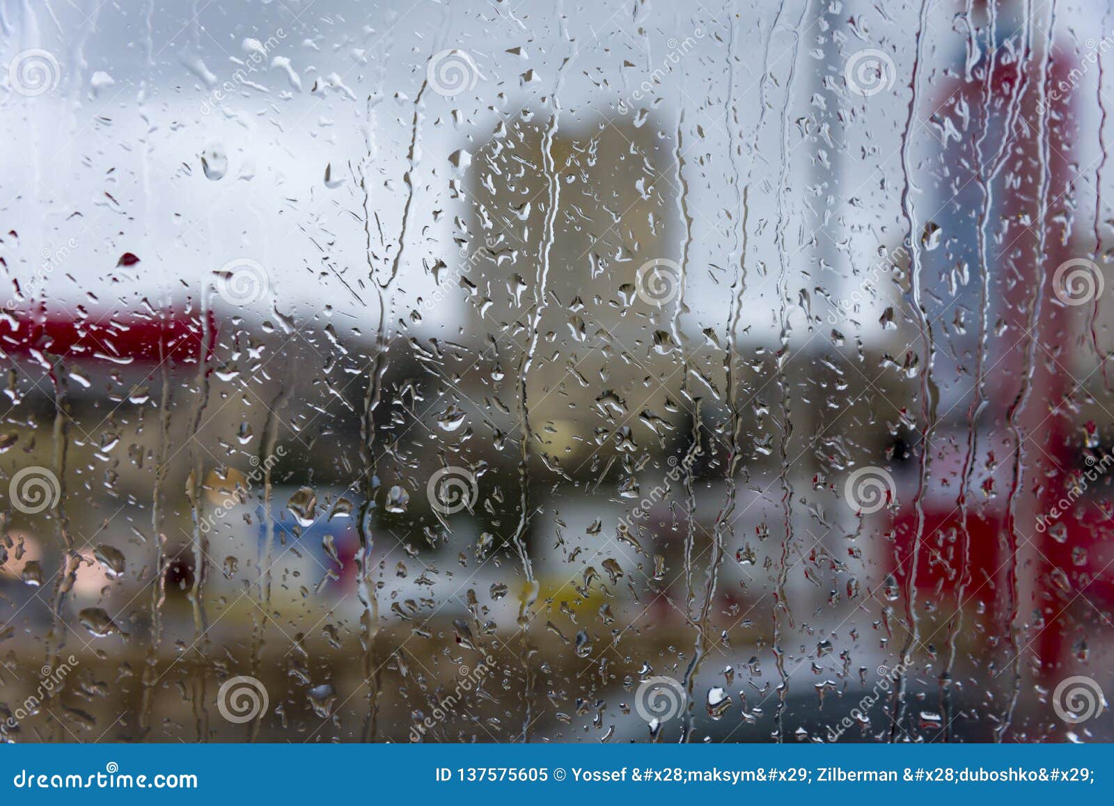 雨天 雨在窗口 多雨天气 雨背景 雨和bokeh下降库存图片 图片包括有雨珠 行动 本质 自治权