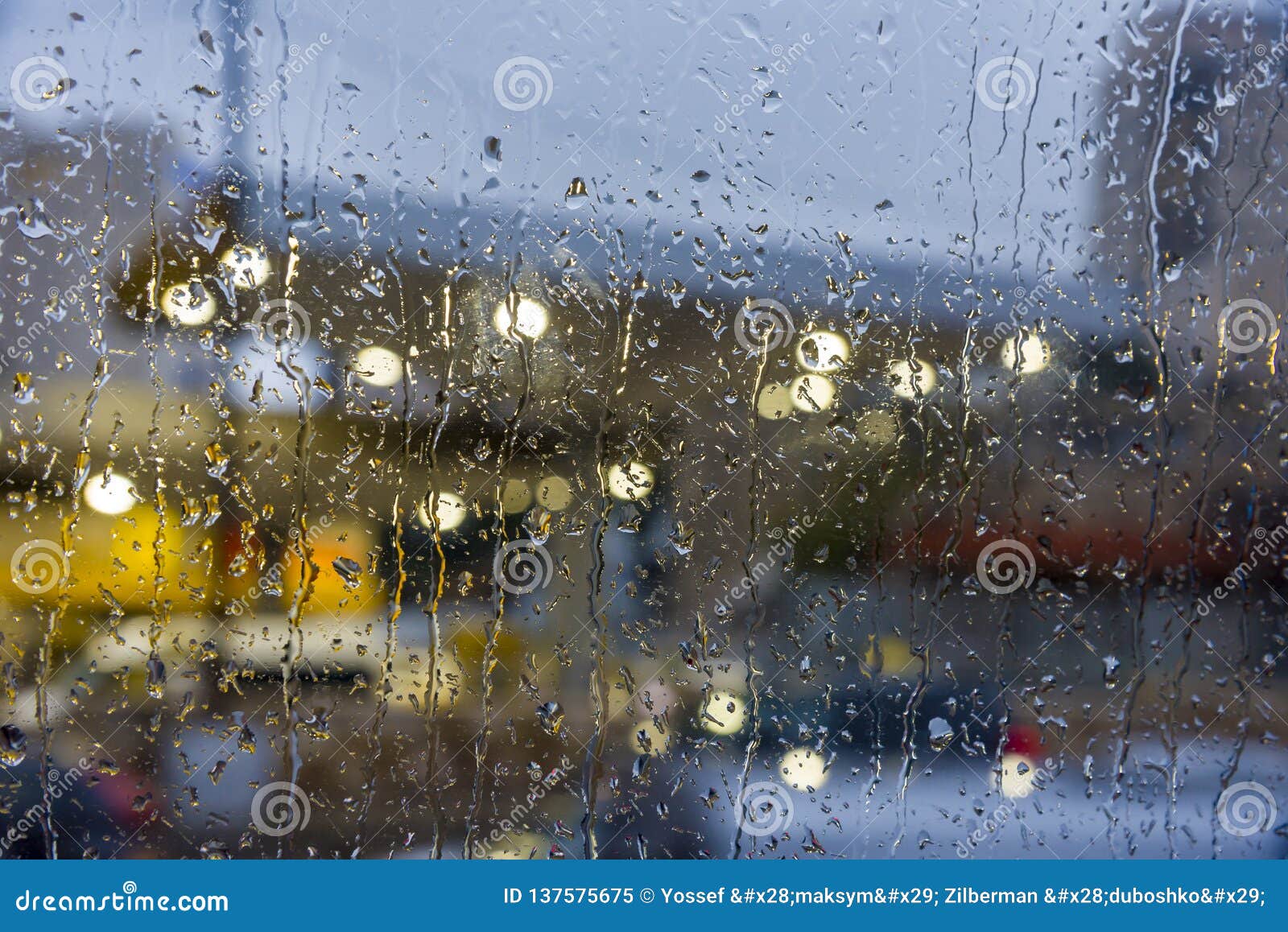 雨天 雨在窗口 多雨天气 雨背景 雨和bokeh下降库存图片 图片包括有都市风景 红色 雨珠