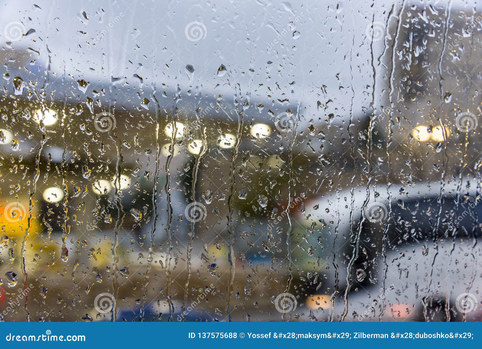 雨天 雨在窗口 多雨天气 雨背景 雨和bokeh下降库存照片 图片包括有重点 折射 概念 波兰 雨天 雨在窗口 多雨天气 雨背景 雨和bokeh下降库存照片 图片包括有重点 折射 概念 波兰