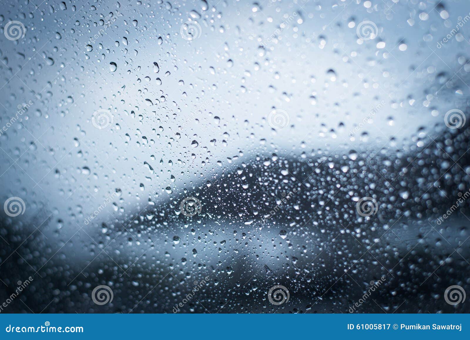 雨天 雨在窗口 多雨天气 雨背景下降库存图片 图片包括有背包 小滴 形状 秋天 抽象 道路