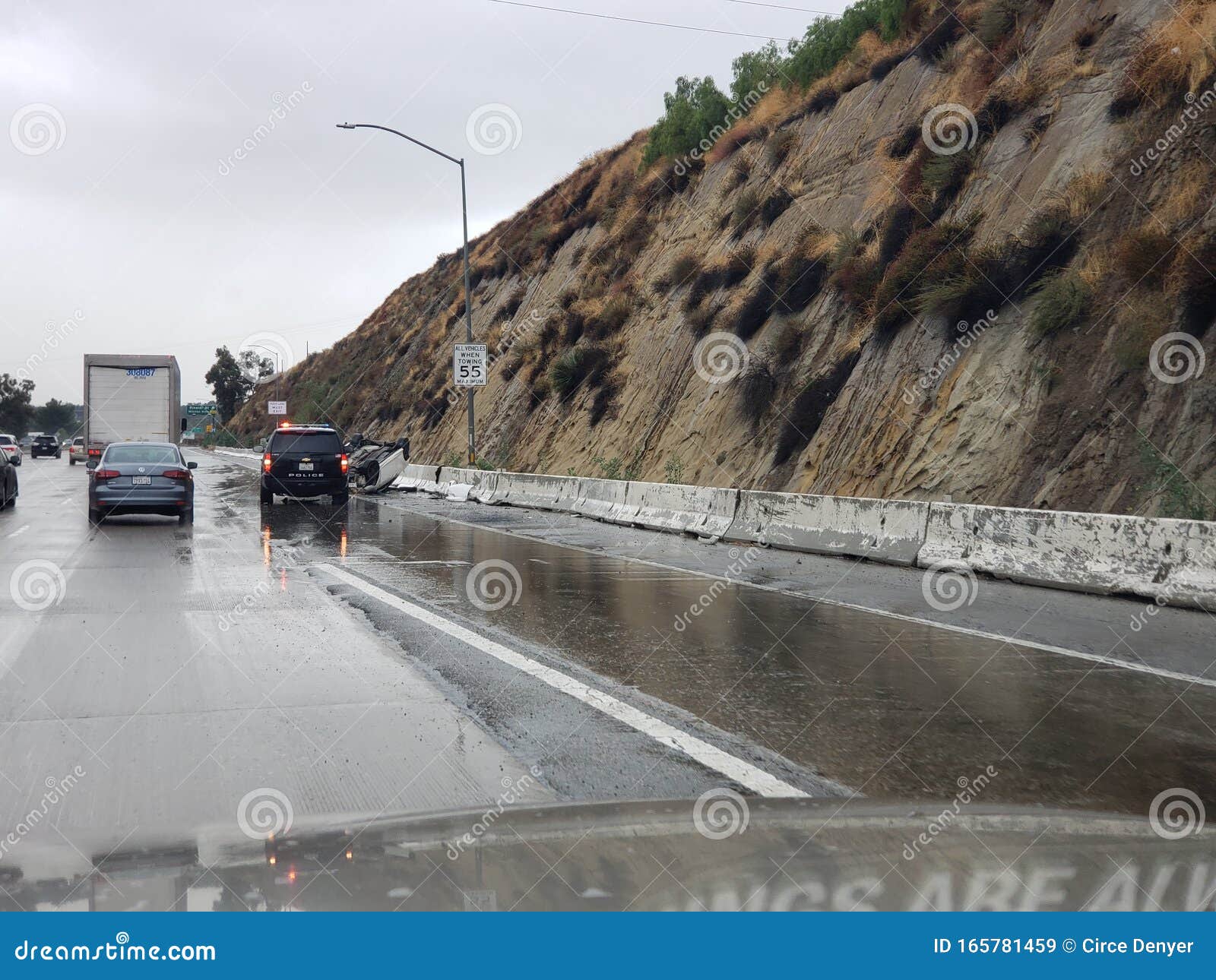 雨淋透的高速公路上翻车与公路巡逻编辑类库存图片 图片包括有汽车 浸泡 巡逻 高速公路 被翻转的 雨淋透的高速公路上翻车与公路巡逻编辑类库存图片 图片包括有汽车 浸泡 巡逻 高速公路 被翻转的
