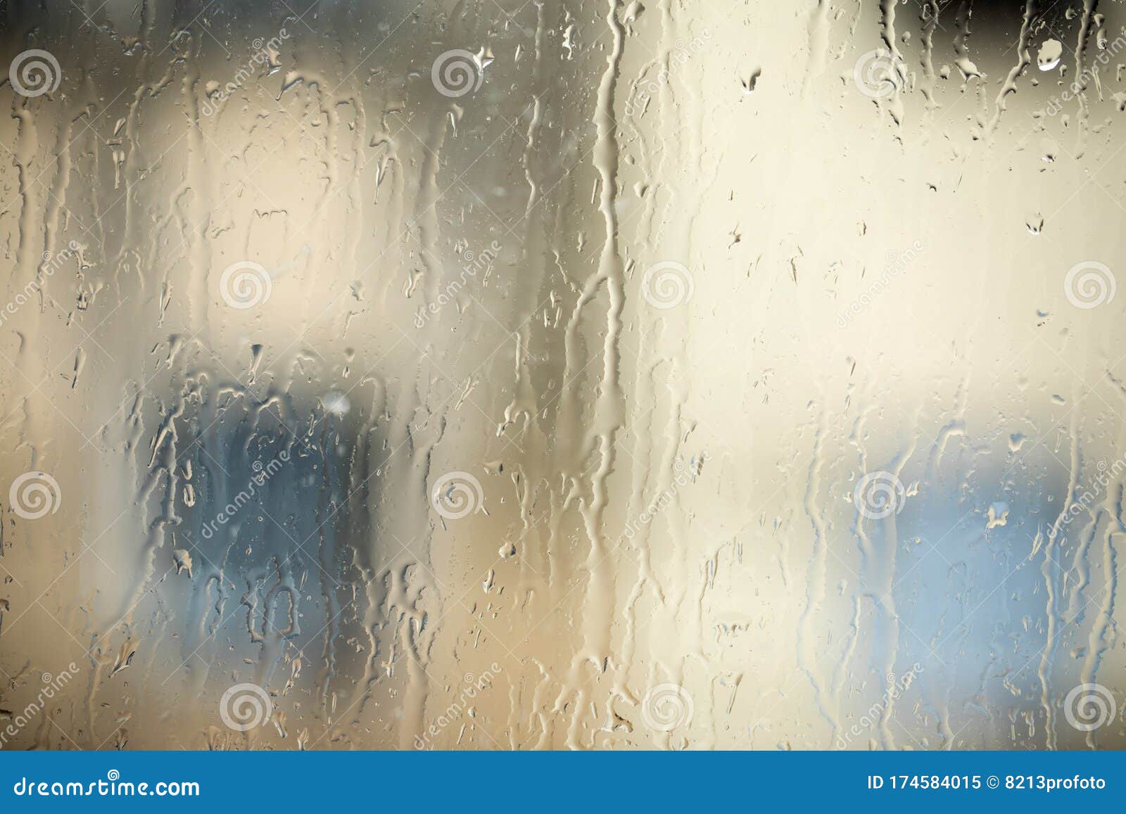雨背景 窗上雨滴 秋季背景 抽象质感的壁纸库存图片 图片包括有雨背景 窗上雨滴 秋季背景 抽象质感的壁纸