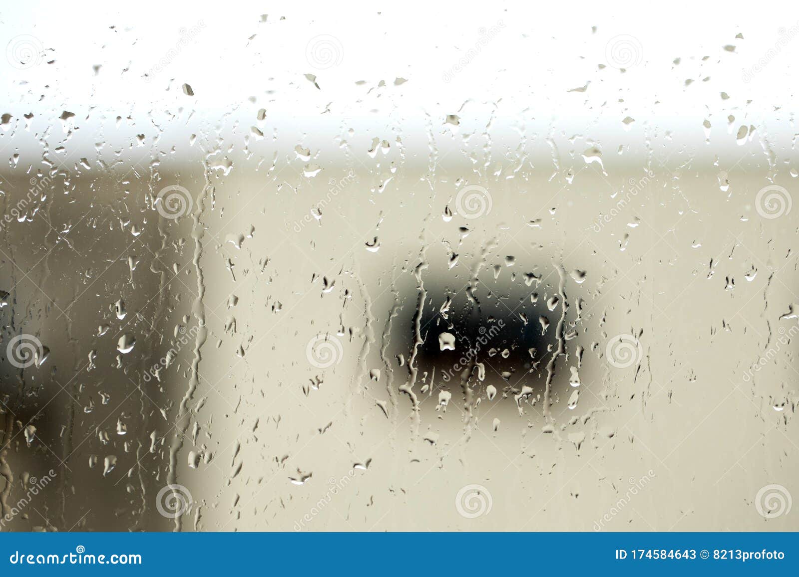 雨背景 窗上雨滴 秋季背景 抽象质感的壁纸库存图片 图片包括有雨背景 窗上雨滴 秋季背景 抽象质感的壁纸