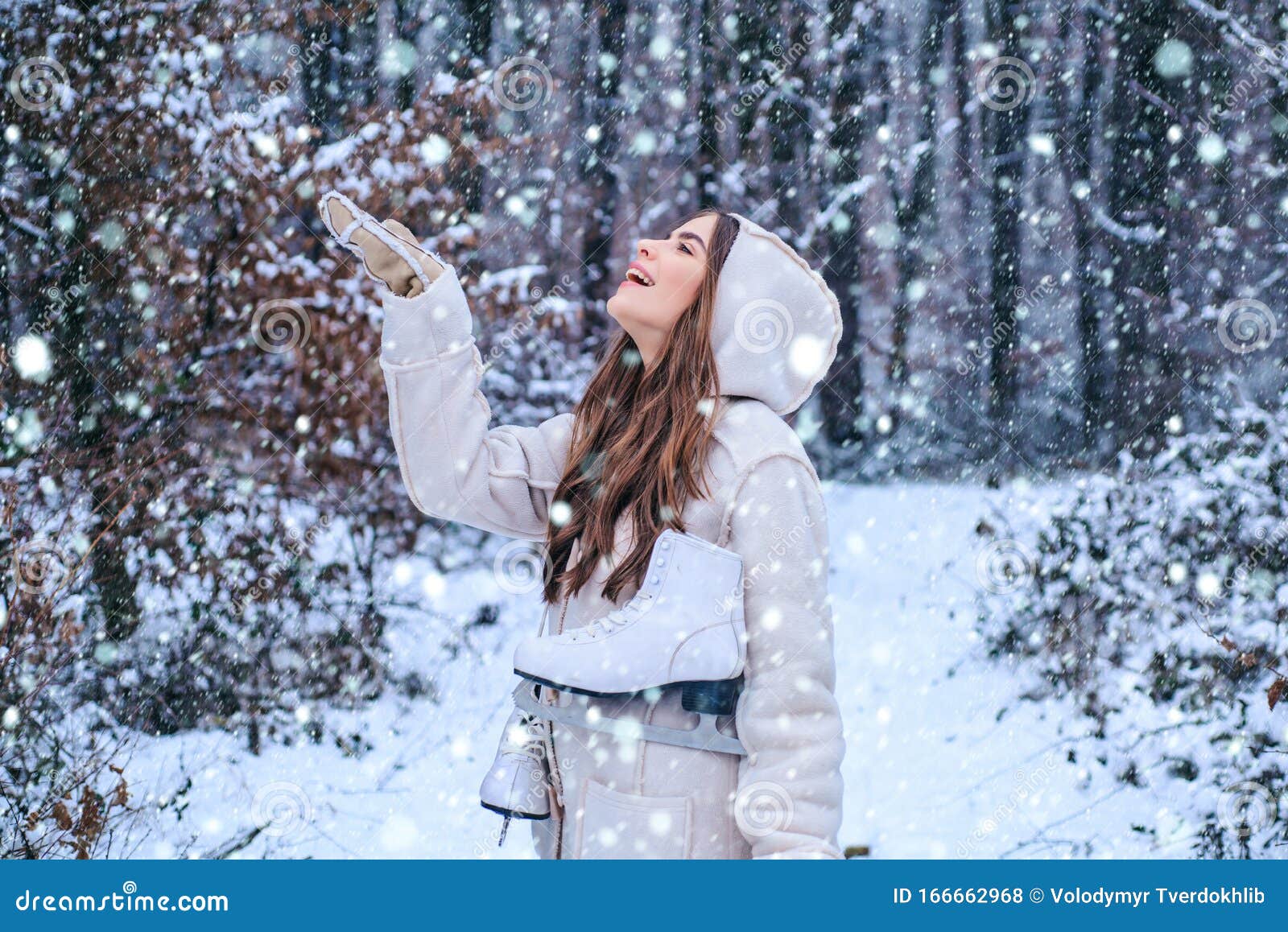 雪中女孩复古冬人冬季公园里玩的模特全局冷却冬季少女画像库存照片 图片包括有穿戴 具有