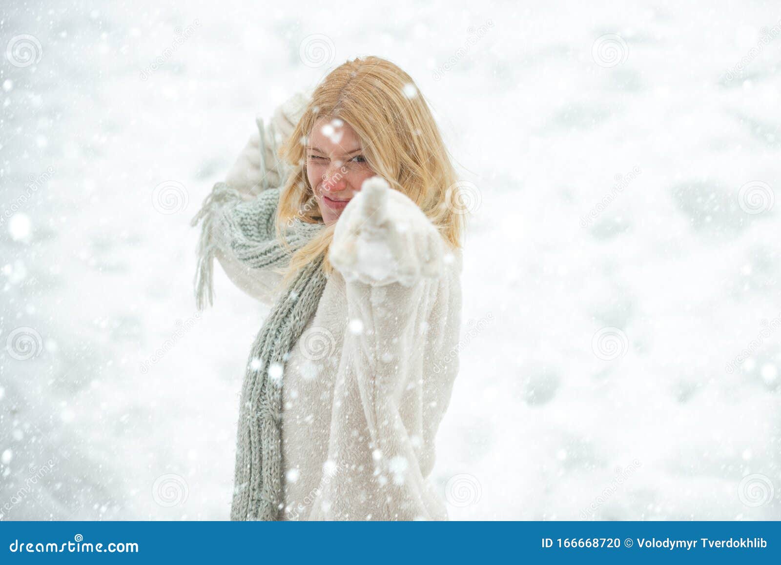 雪中女孩雪球大战雪中人一个年轻女子在雪地里试图温暖自己的画像 欢快的美人 库存照片 图片包括有英国 欧洲