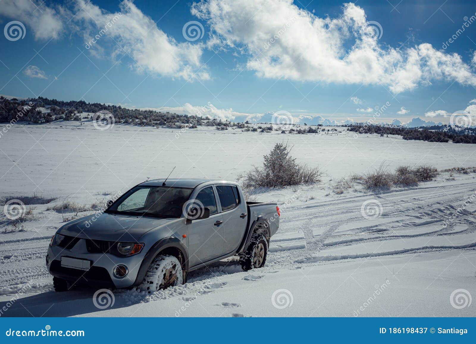 雪山之下的冬季美丽公路上的皮卡车库存图片 图片包括有马达 装货 山脉 乡下 组塑 滑雪 雪山之下的冬季美丽公路上的皮卡车库存图片 图片包括有马达 装货 山脉 乡下 组塑 滑雪