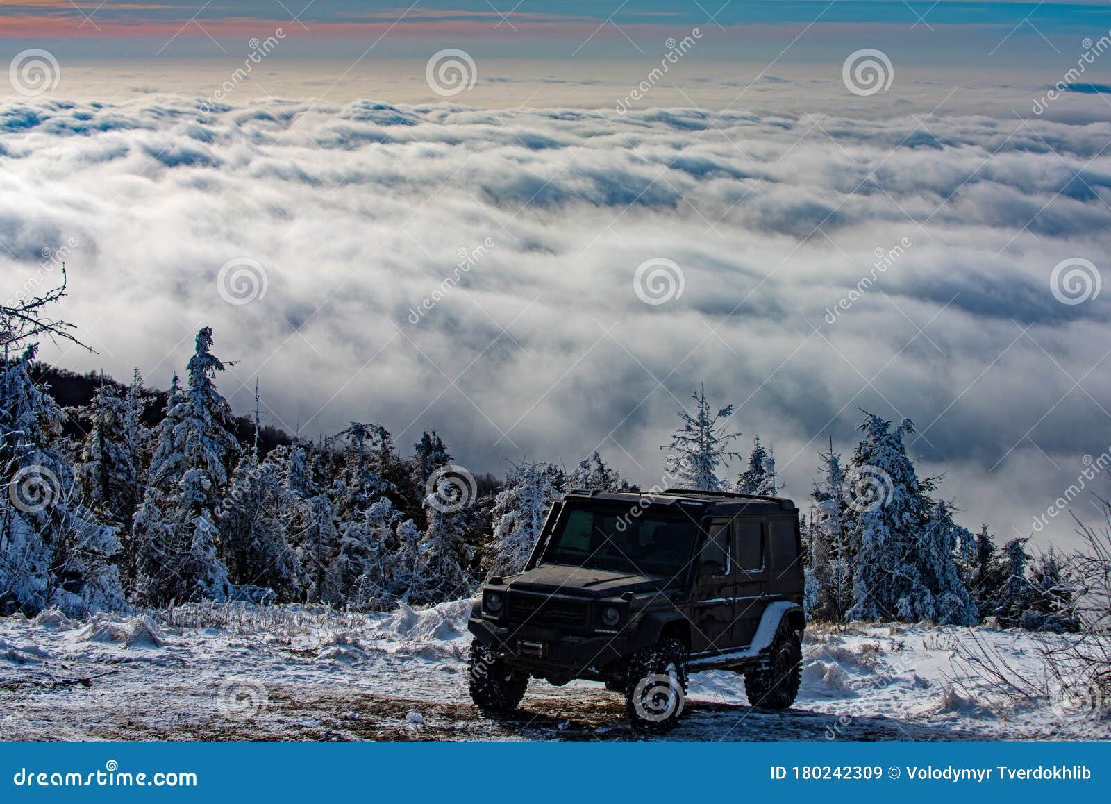 雪山公路越野带4x4车的冬季旅行概念越野吉普车库存图片 图片包括有旅行 行程 汽车 远征 雪山公路越野带4x4车的冬季旅行概念越野吉普车库存图片 图片包括有旅行 行程 汽车 远征