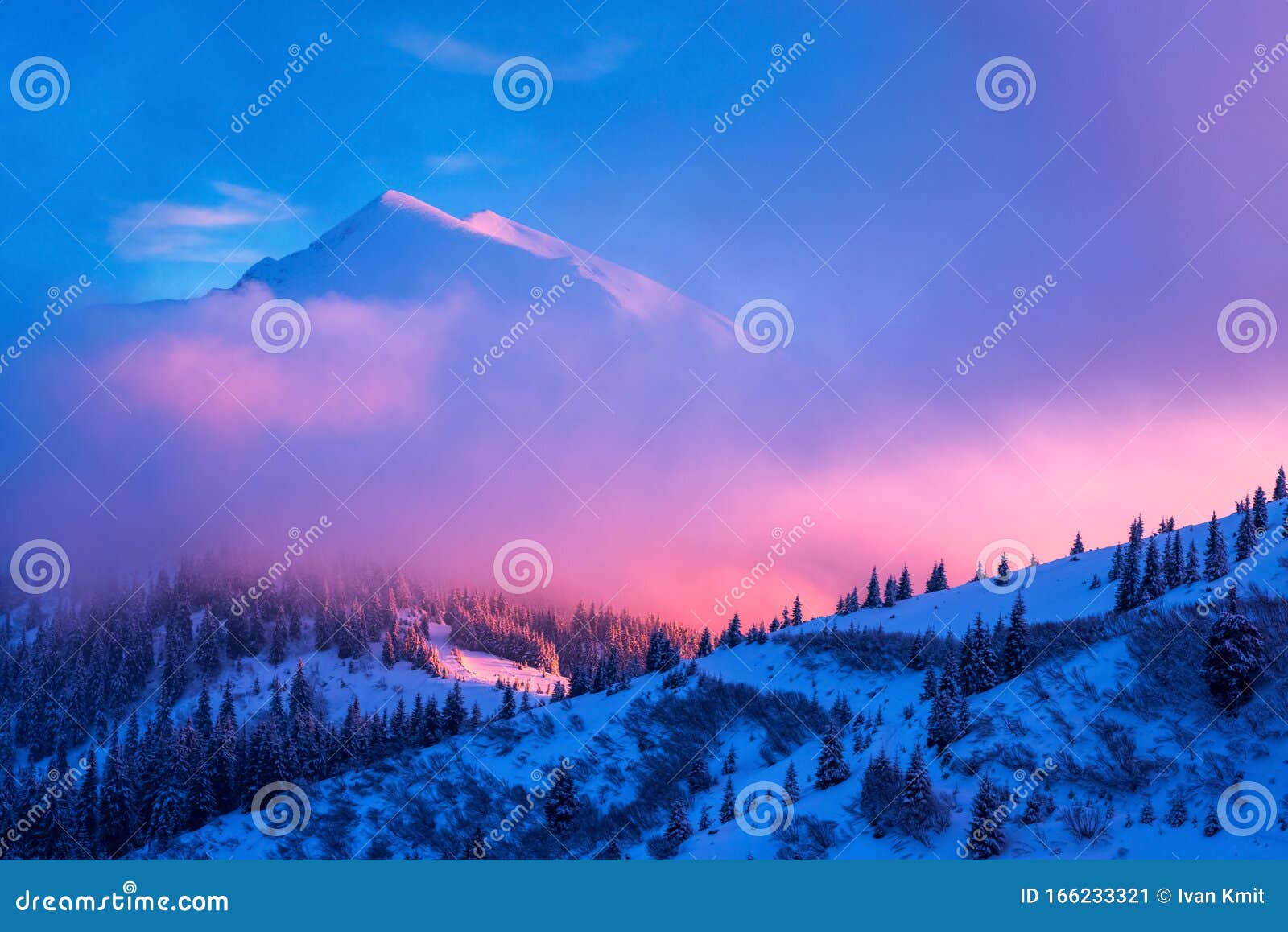 雪山的梦幻冬景 在粉红的夕阳下闪闪发光库存图片 图片包括有