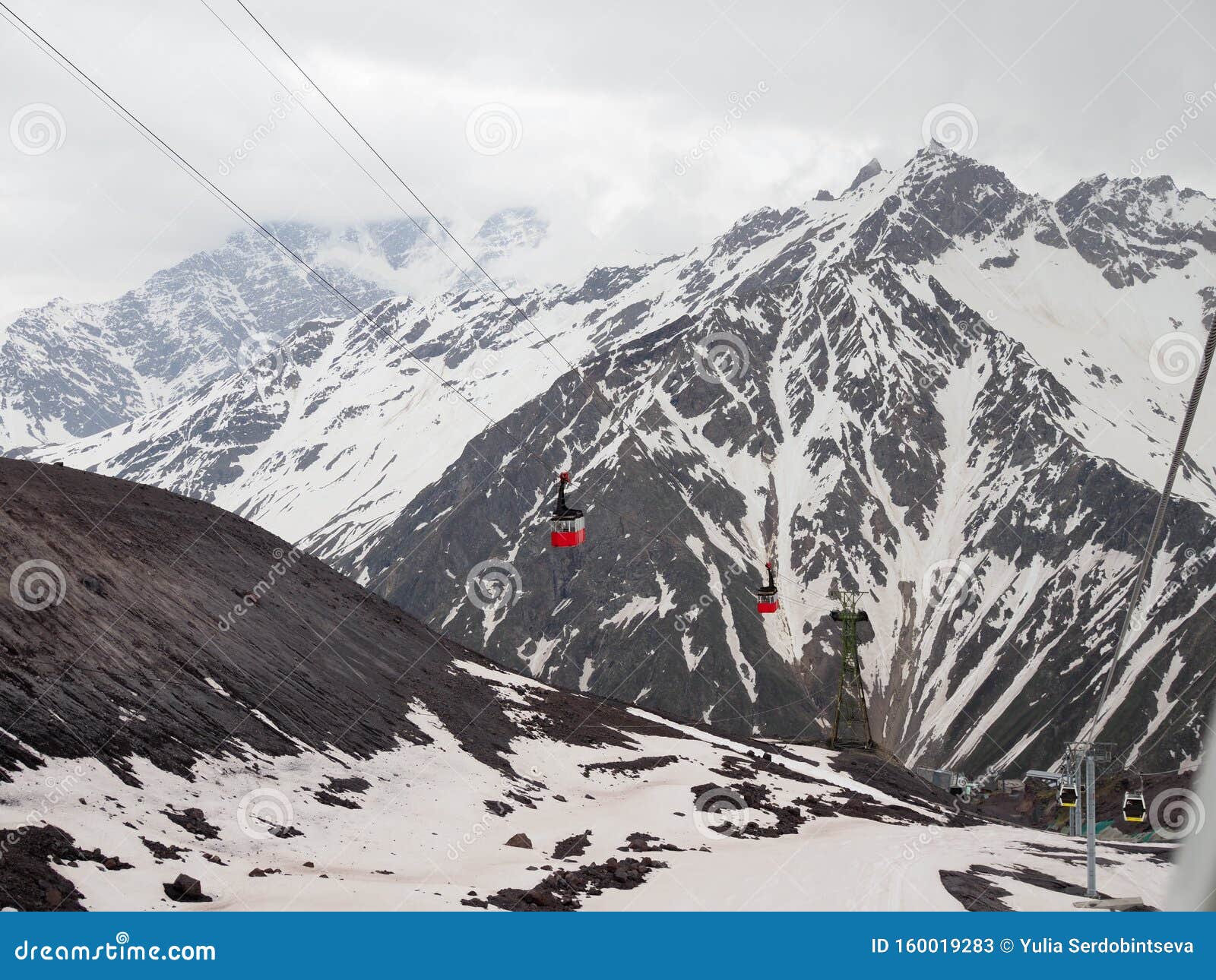 雪山背景中的红色缆车航拍库存图片 图片包括有航拍 雪山背景中的红色缆车