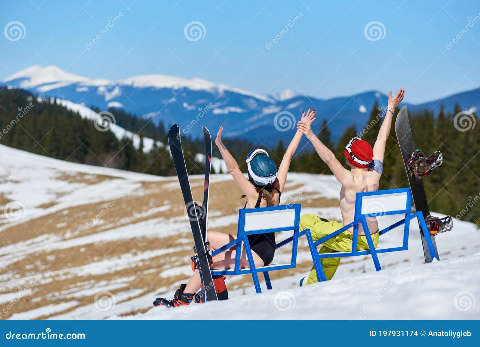 雪山背景中穿着比基尼的滑雪性感女郎和裸体滑雪板男子库存照片 图片包括有温泉 体育运动 户外 雪山背景中穿着比基尼的滑雪性感女郎和裸体滑雪板男子库存照片 图片包括有温泉 体育运动 户外
