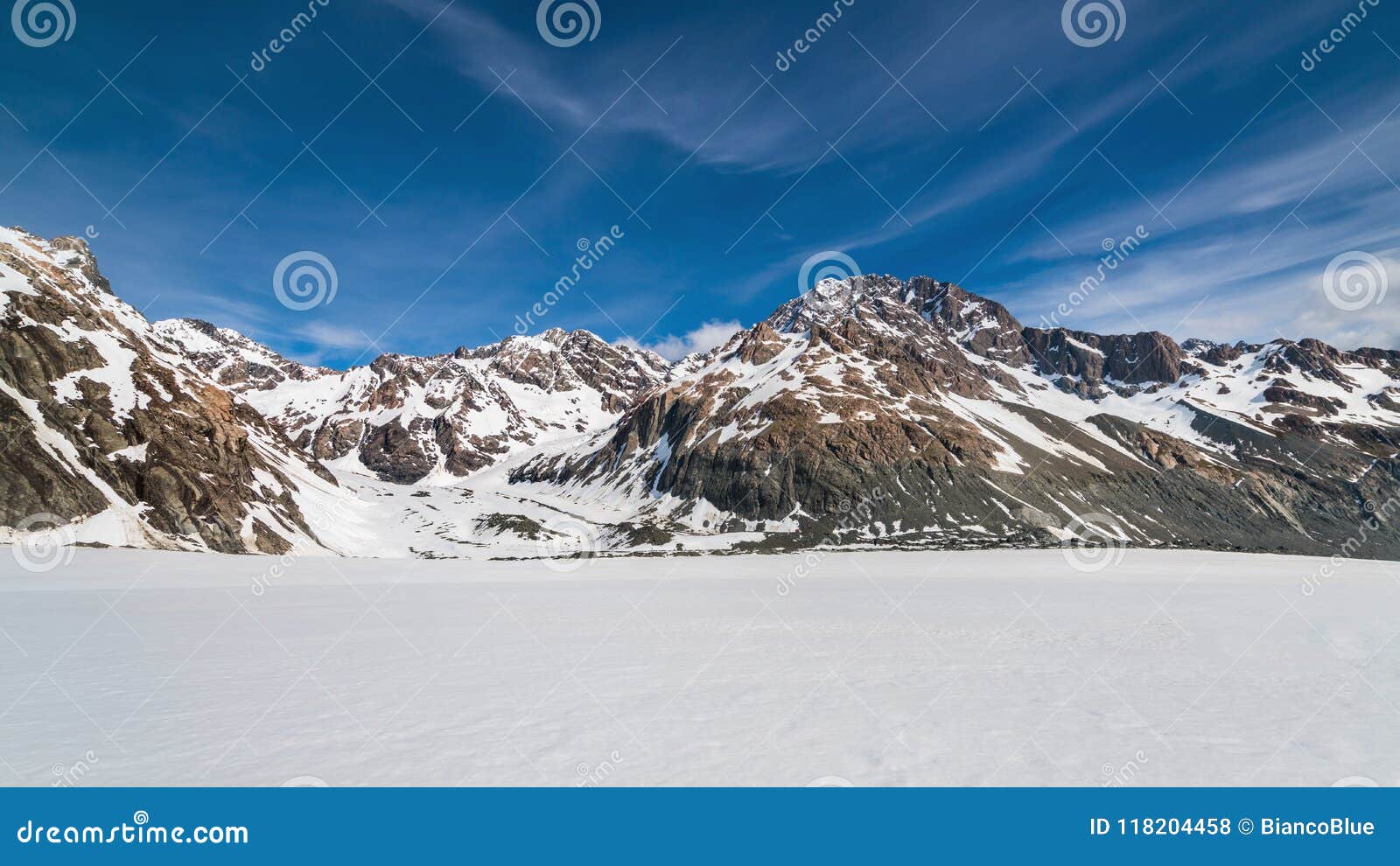 雪山背景冬天风景库存照片 图片包括有雪山背景冬天风景