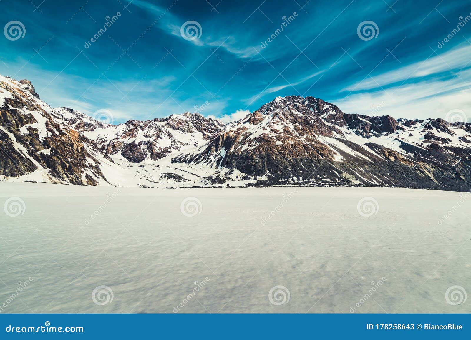 雪山背景的冬季景观库存图片 图片包括有雪山背景的冬季景观