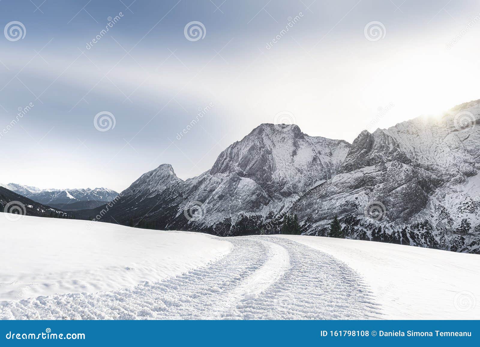 雪山雪路高山冬景库存照片 图片包括有季节 欧洲 加盖 冻结 本质 峰顶 道路 地点