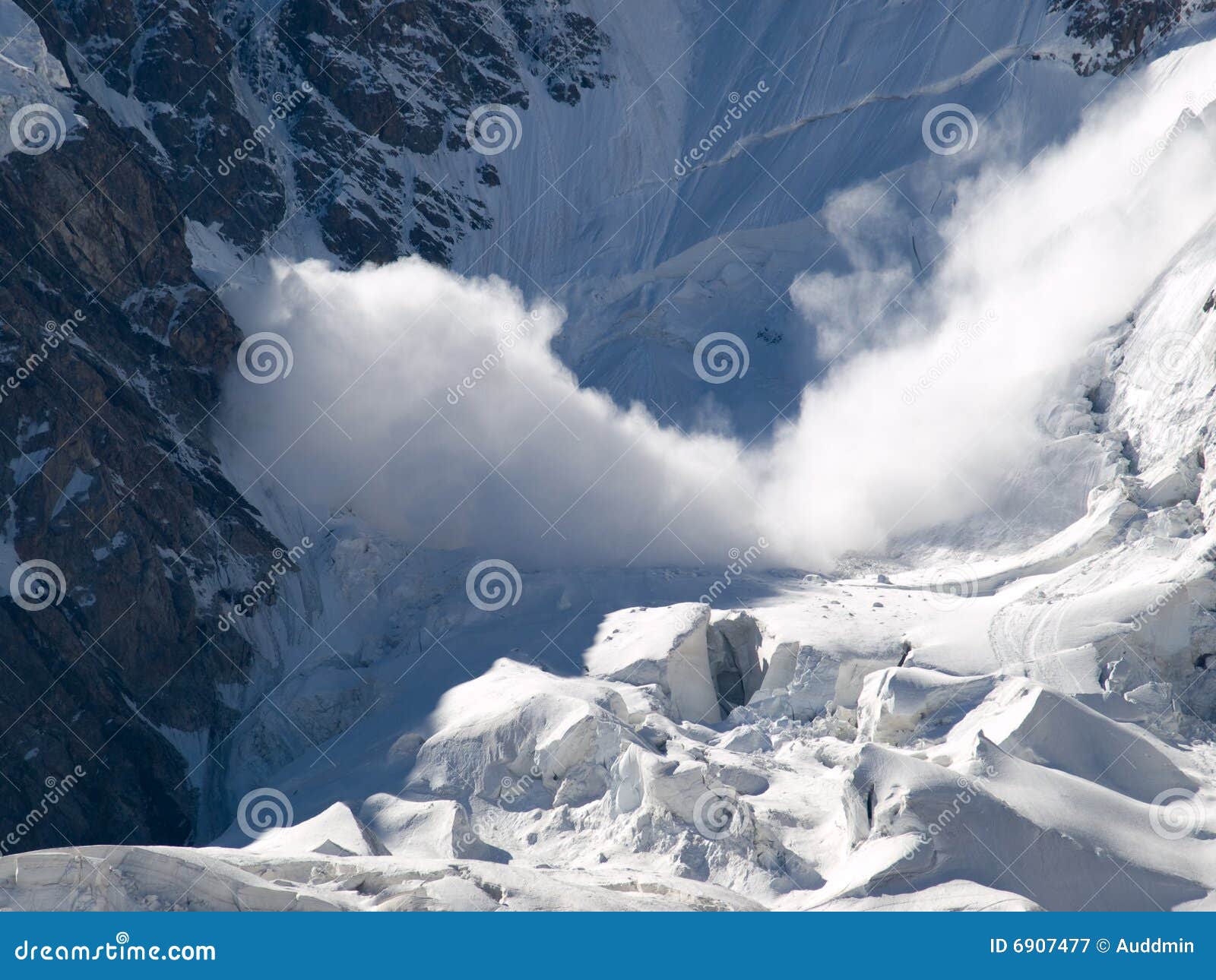 Avalanche 库存图片. 图片包括有岩石, 遥远, 地平线, 土坎, 白种人, 上升, 晒裂, 范围- 6907477