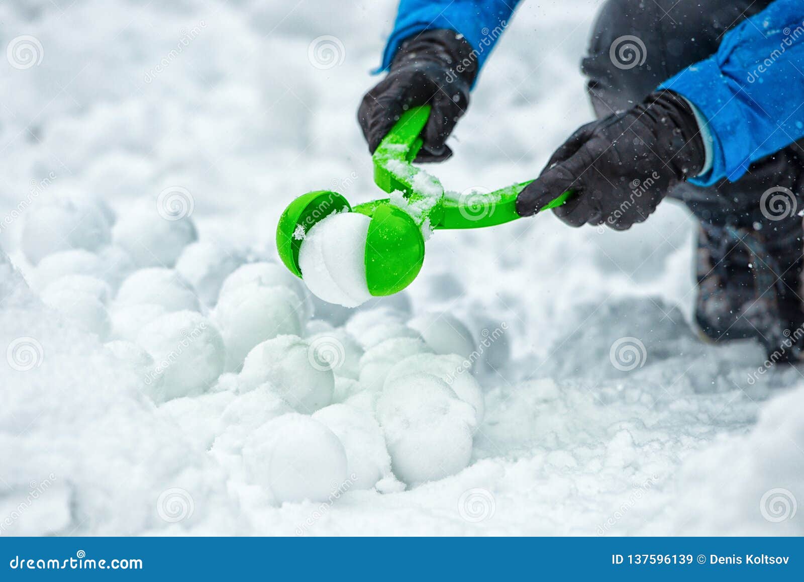 雪球比赛孩子做雪球库存图片 图片包括有 雪球比赛孩子做雪球库存图片 图片包括有