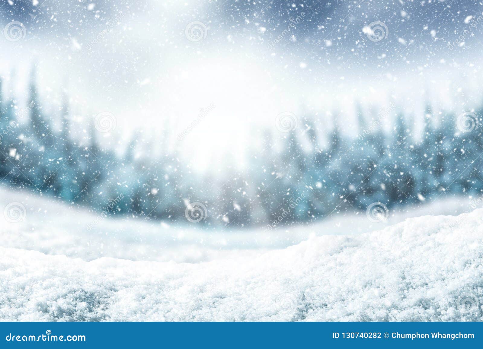 雪背景和树与阳光的冬天背景在早晨时间库存照片 图片包括有随风飘飞的雪 背包 模式 雪花