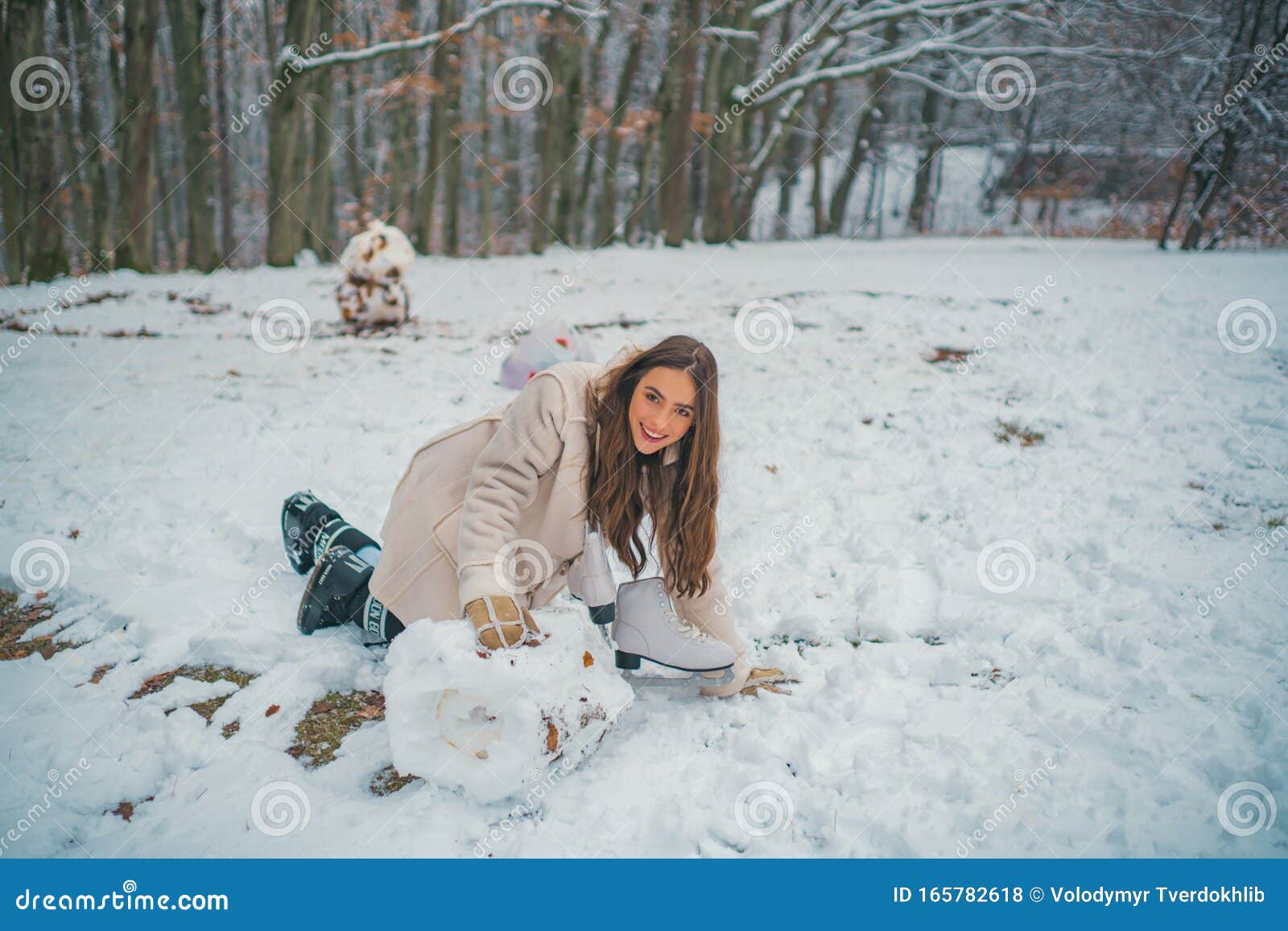 雪花花园中年轻美丽的褐发女子冬季画像雪冬美时装概念库存照片 图片包括有乐趣 表面 相当 圣诞节