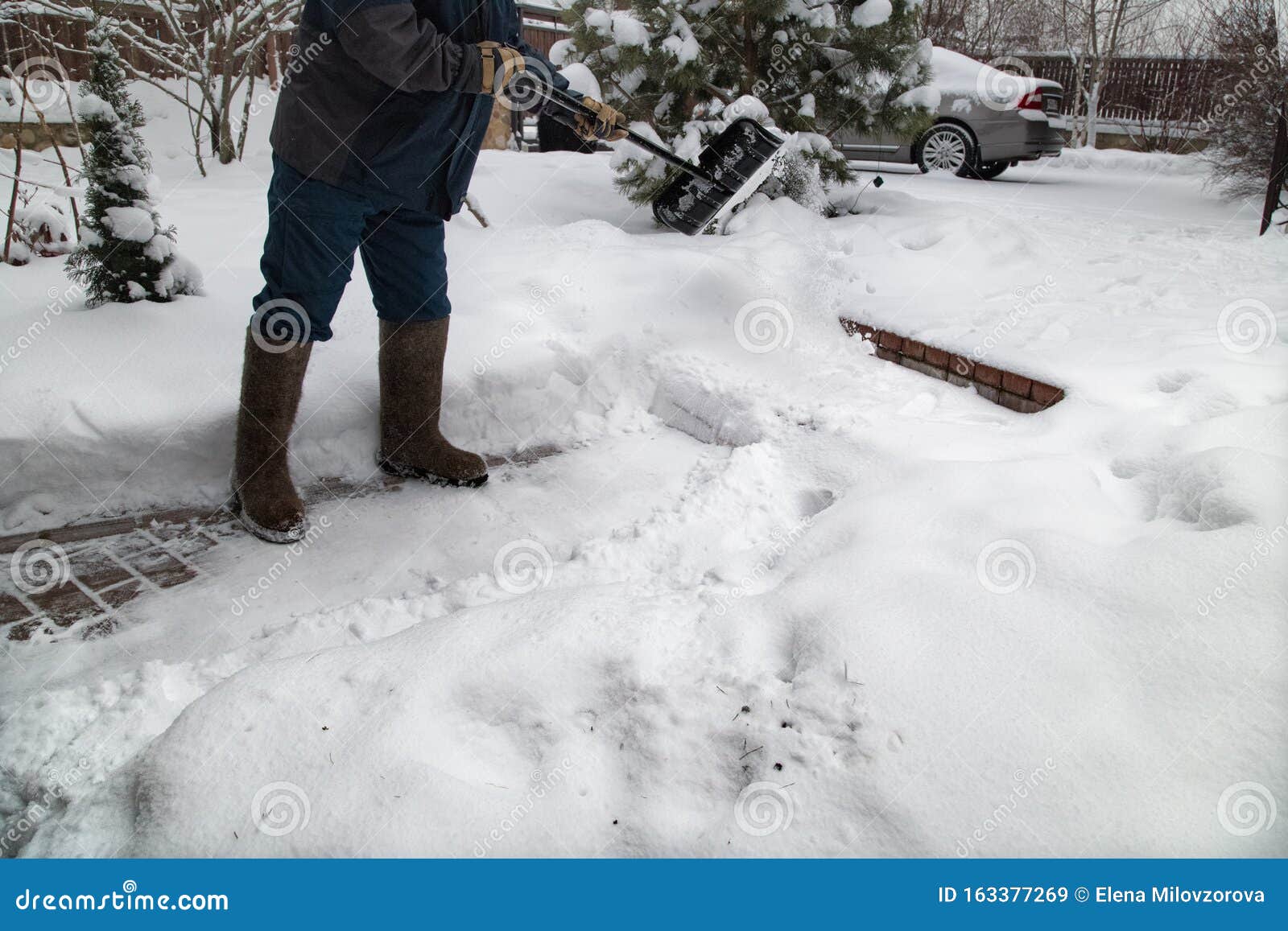 雪靴男子在花园人行道上清雪铲雪库存图片 图片包括有敌意 男性 用品 有效地 藏品 门卫 雪靴男子在花园人行道上清雪铲雪库存图片 图片包括有敌意 男性 用品 有效地 藏品 门卫