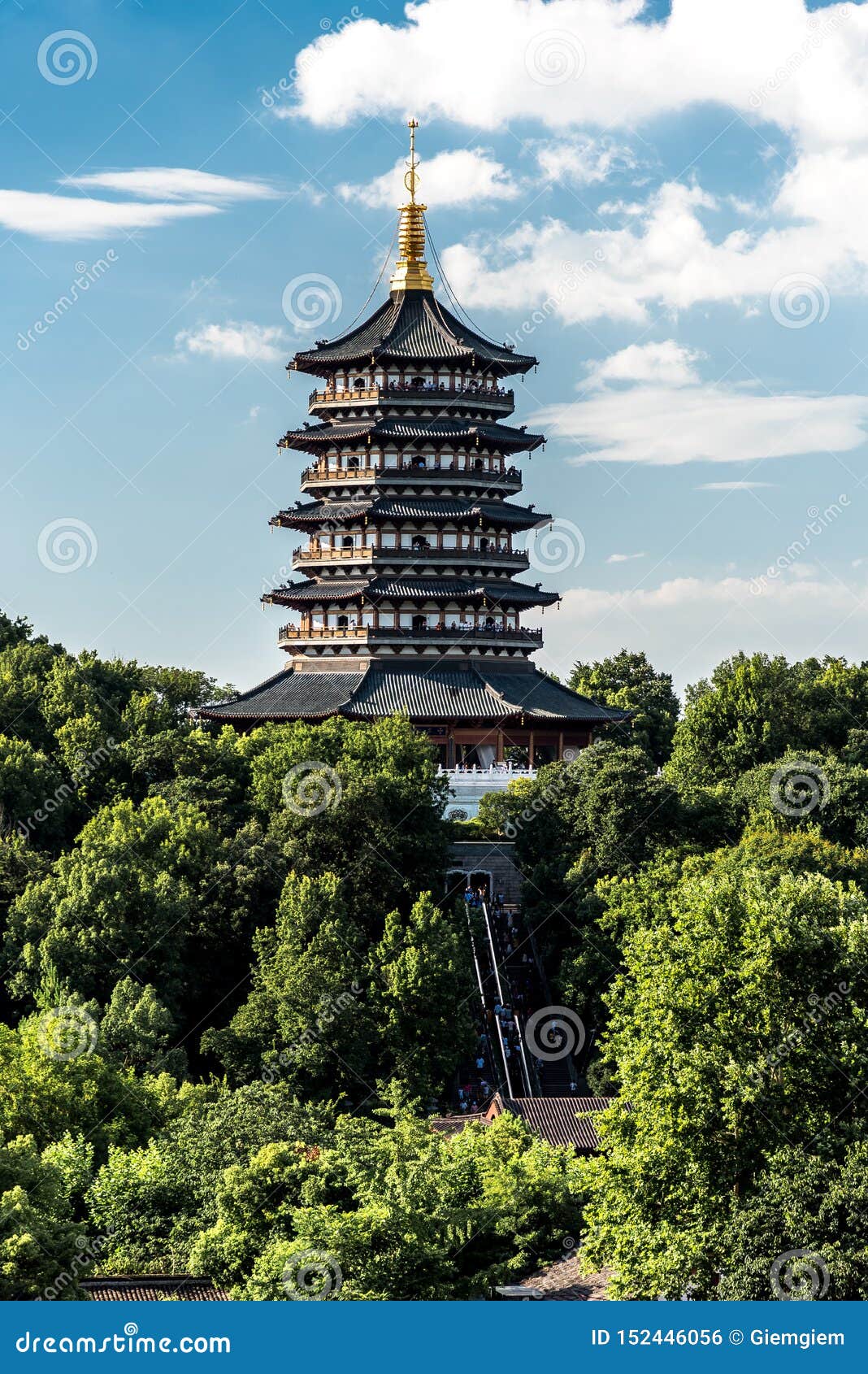 雷峰塔是与八边的五个故事高塔 在西湖南部的日落小山位于杭州 中国库存照片 图片包括有