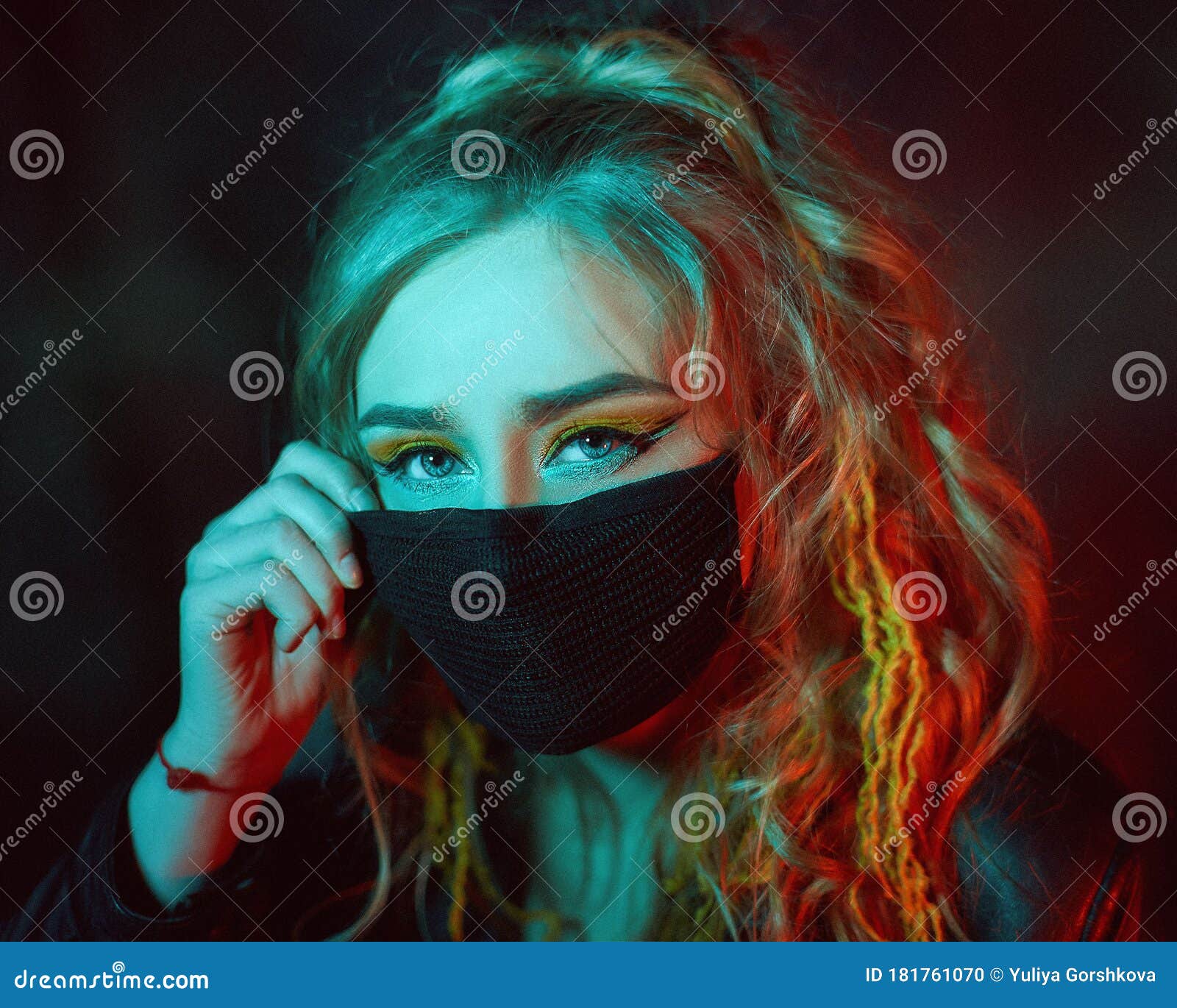 霓虹灯和烟雾中的女孩的画像脸上戴着面具库存照片 图片包括有靠机械装置维持生命的人 日程表 幻想