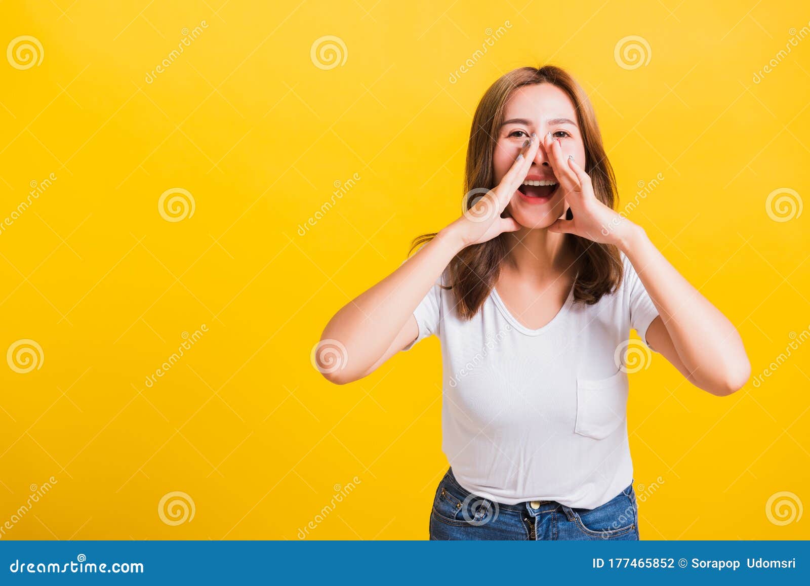 青少女站着大喊大叫 双手紧挨着嘴巴 兴奋地呈阳性库存照片 图片包括有青少女站着大喊大叫 双手紧挨着嘴巴 兴奋地呈阳性
