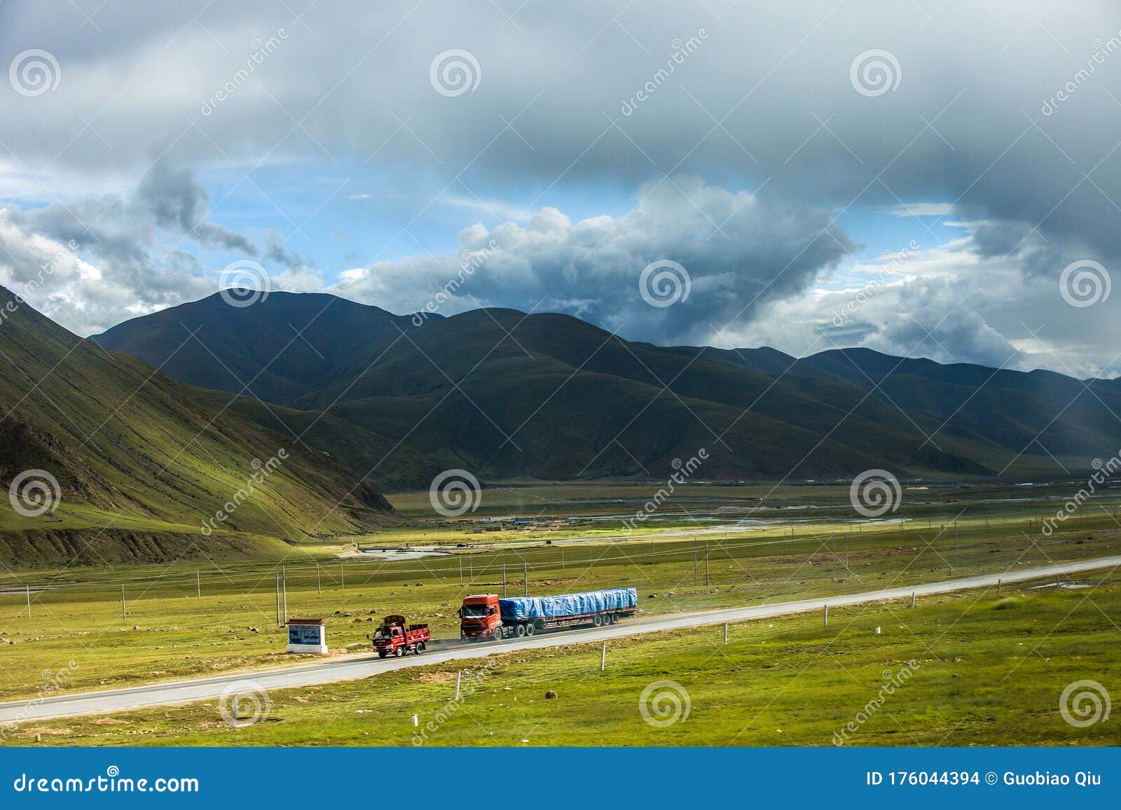 青藏高原山区自然景观与青藏公路库存照片 图片包括有山脉 草原 背包 公园 地区 冰川